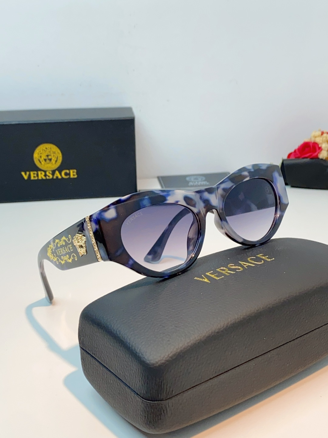VERSACE范思哲｜猫眼美杜莎太阳镜，奢华复古基因：经典猫眼廓形+镜腿立体美杜莎头像，搭配金色巴洛克花