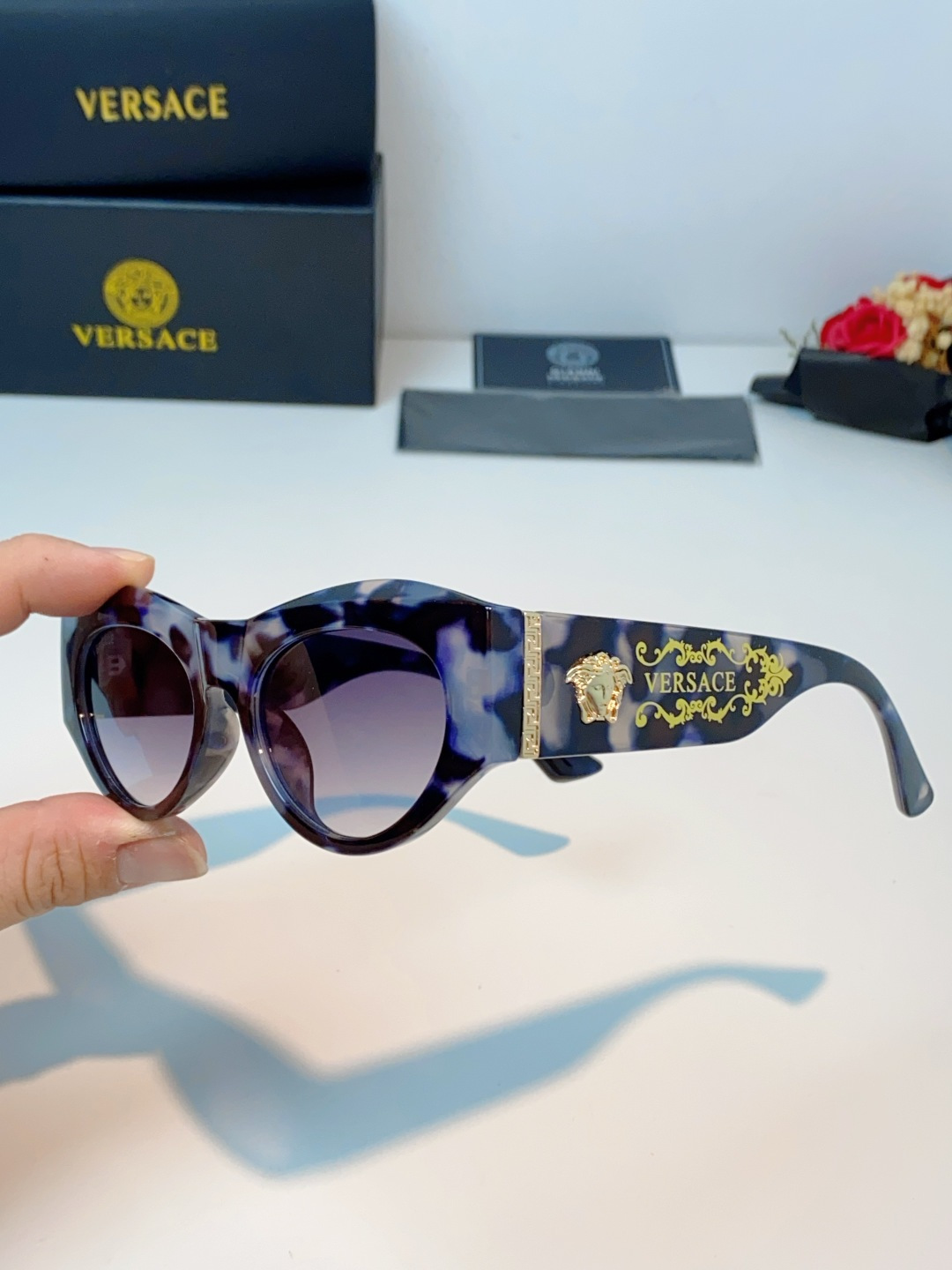VERSACE范思哲｜猫眼美杜莎太阳镜，奢华复古基因：经典猫眼廓形+镜腿立体美杜莎头像，搭配金色巴洛克花