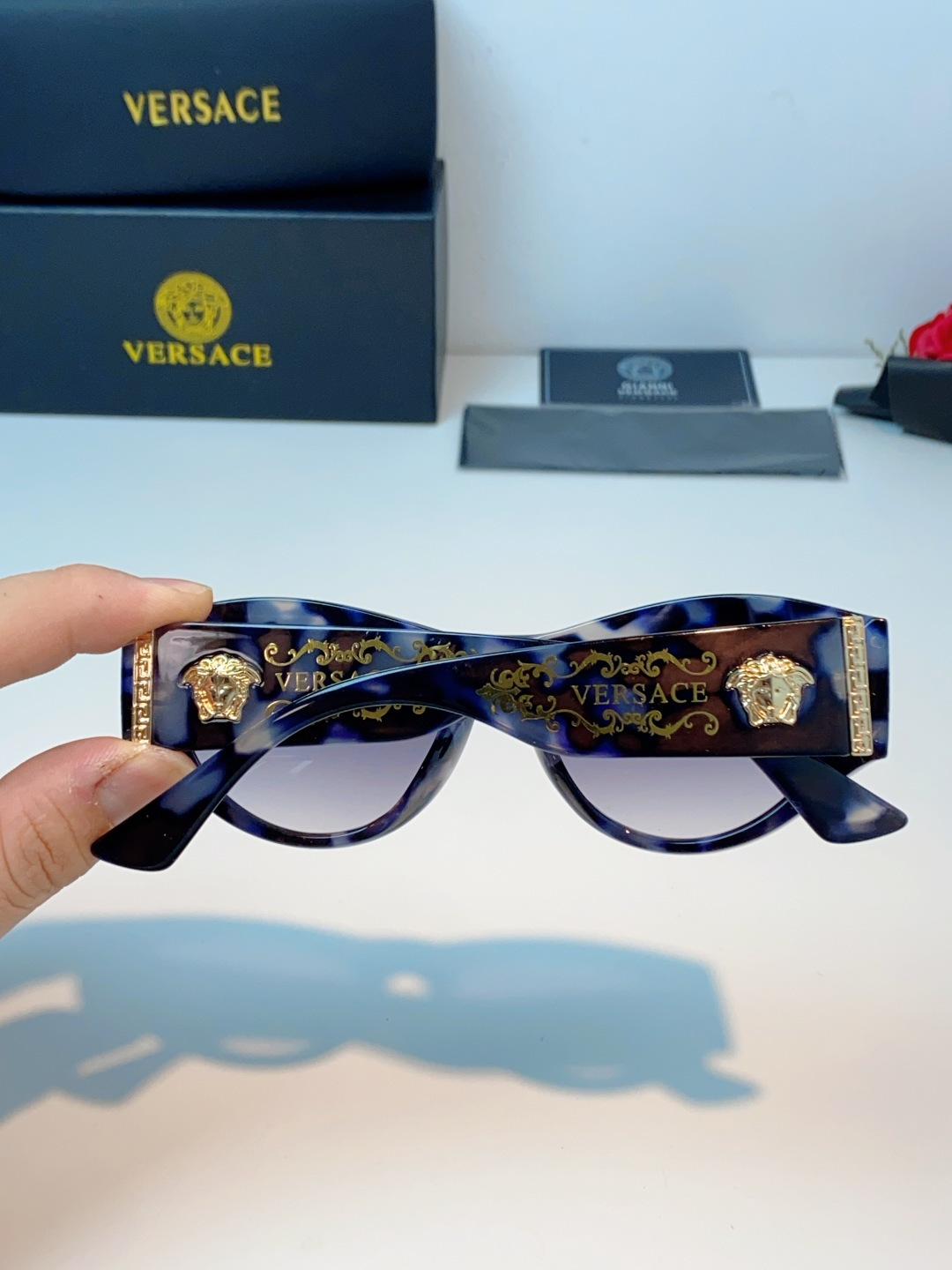 VERSACE范思哲｜猫眼美杜莎太阳镜，奢华复古基因：经典猫眼廓形+镜腿立体美杜莎头像，搭配金色巴洛克花