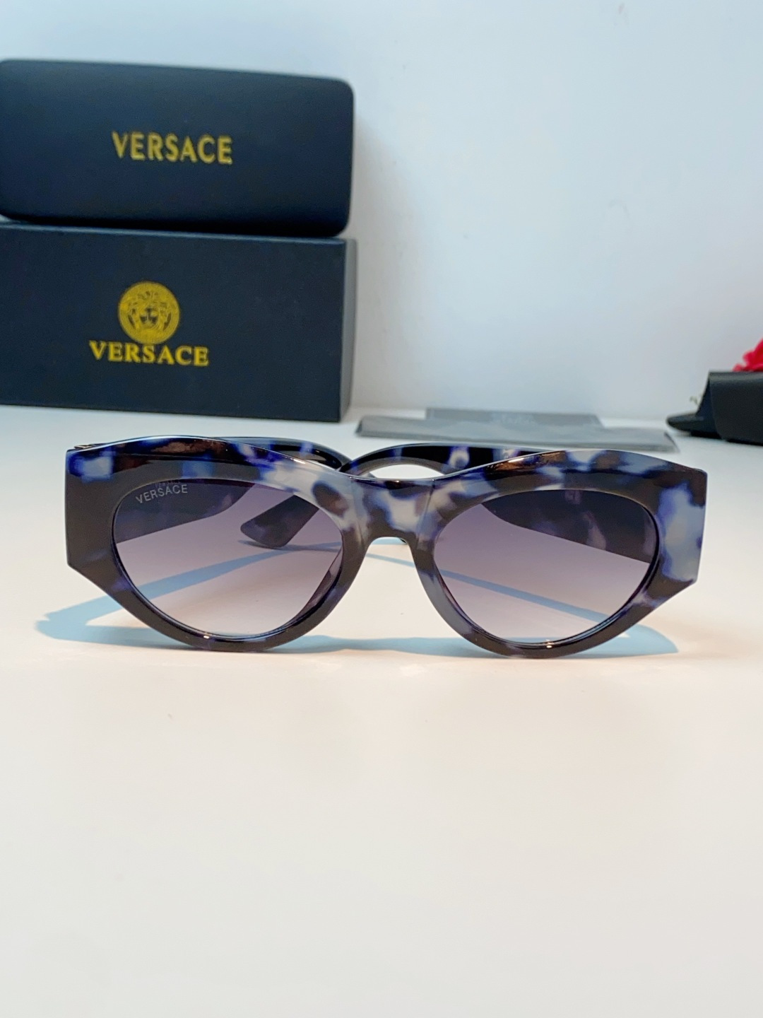 VERSACE范思哲｜猫眼美杜莎太阳镜，奢华复古基因：经典猫眼廓形+镜腿立体美杜莎头像，搭配金色巴洛克花