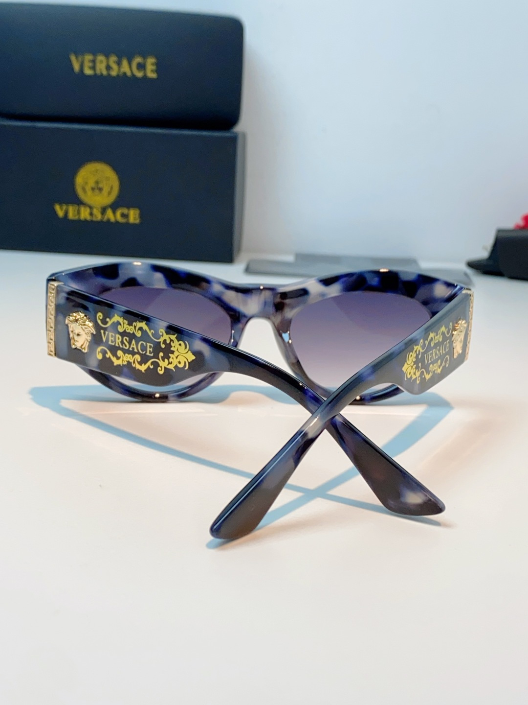 VERSACE范思哲｜猫眼美杜莎太阳镜，奢华复古基因：经典猫眼廓形+镜腿立体美杜莎头像，搭配金色巴洛克花