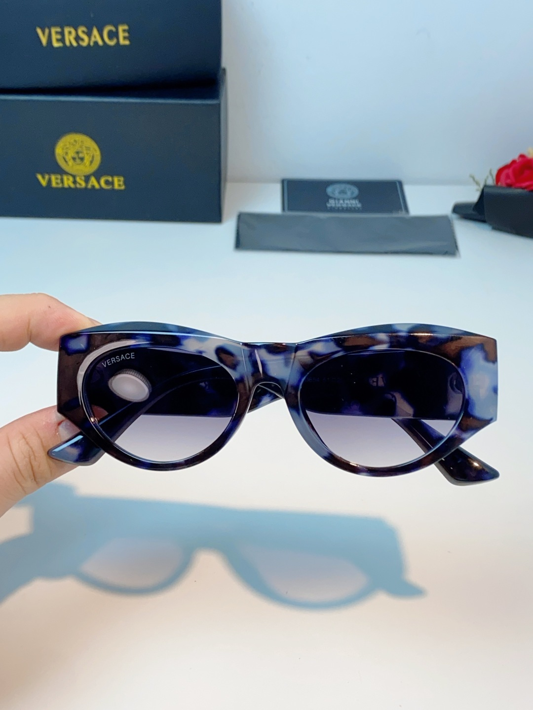 VERSACE范思哲｜猫眼美杜莎太阳镜，奢华复古基因：经典猫眼廓形+镜腿立体美杜莎头像，搭配金色巴洛克花