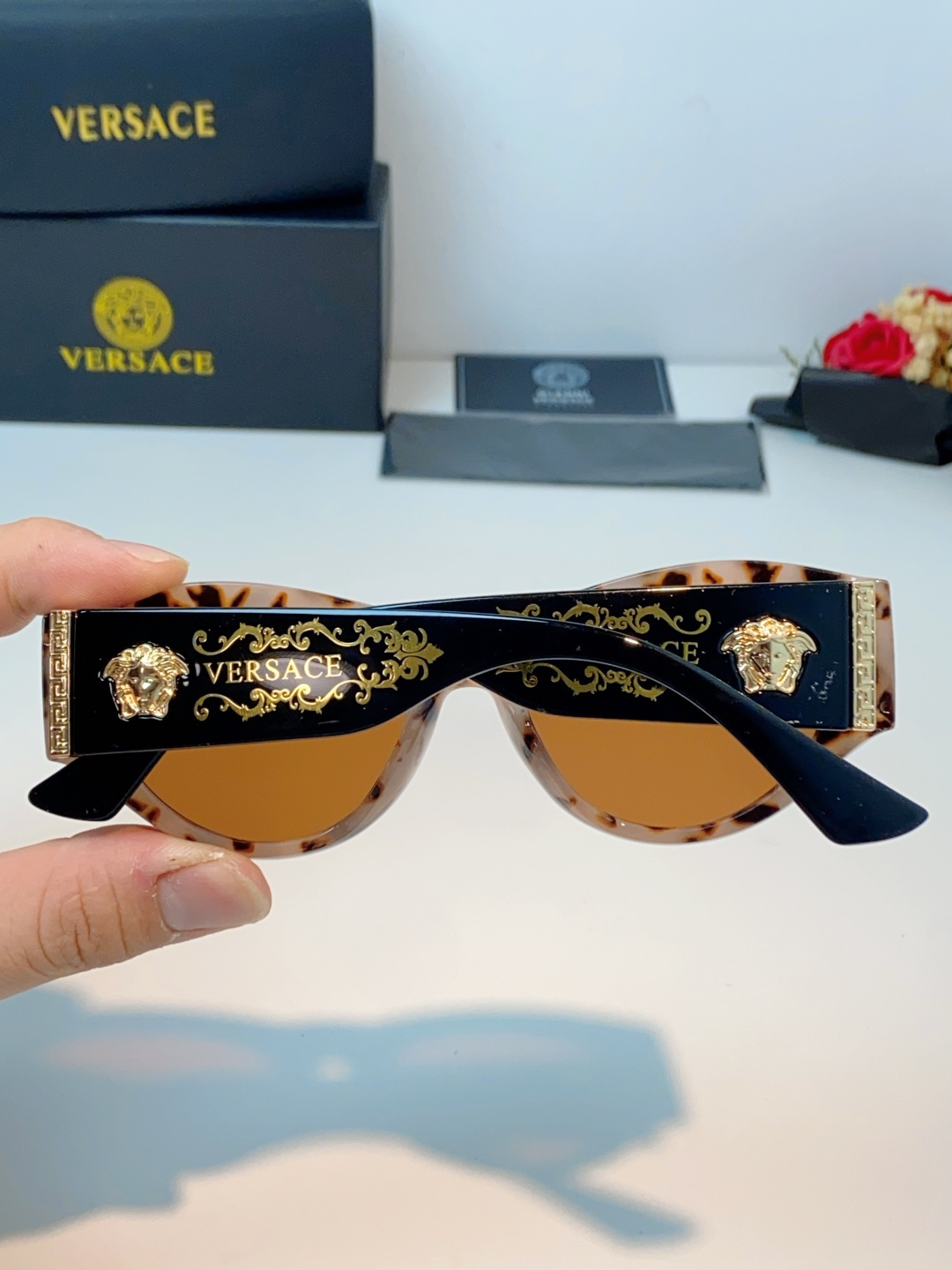 VERSACE范思哲｜猫眼美杜莎太阳镜，奢华复古基因：经典猫眼廓形+镜腿立体美杜莎头像，搭配金色巴洛克花