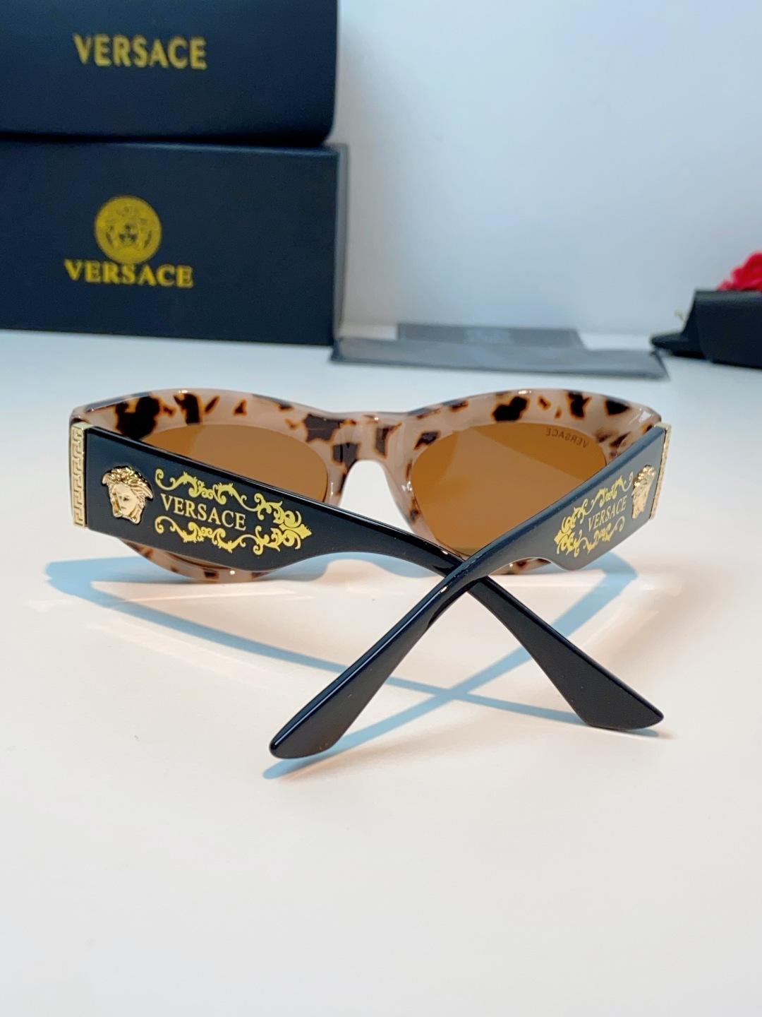 VERSACE范思哲｜猫眼美杜莎太阳镜，奢华复古基因：经典猫眼廓形+镜腿立体美杜莎头像，搭配金色巴洛克花