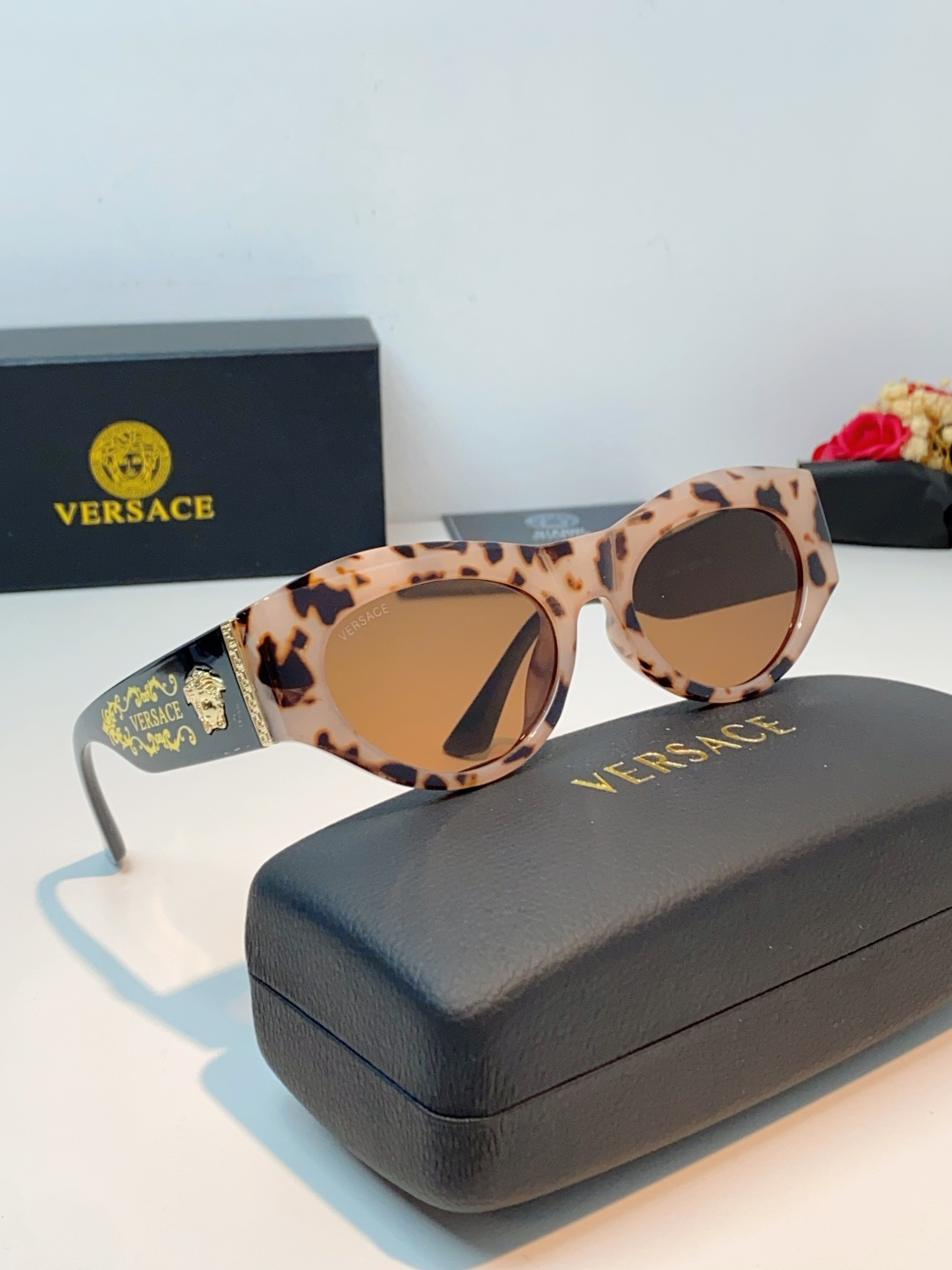 VERSACE范思哲｜猫眼美杜莎太阳镜，奢华复古基因：经典猫眼廓形+镜腿立体美杜莎头像，搭配金色巴洛克花