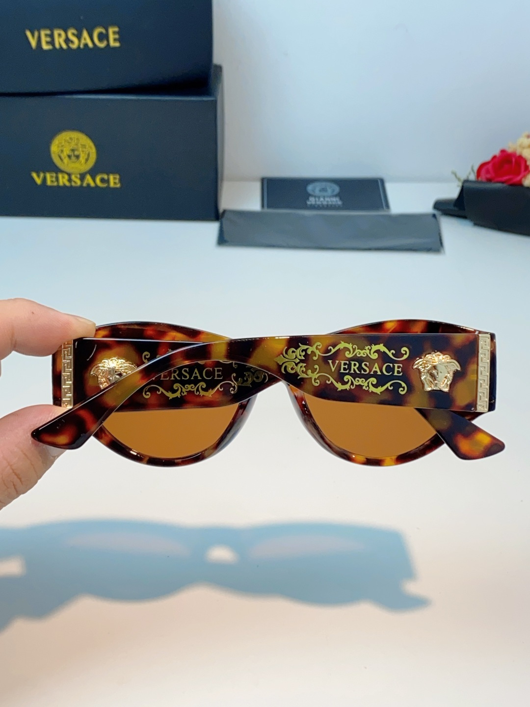 VERSACE范思哲｜猫眼美杜莎太阳镜，奢华复古基因：经典猫眼廓形+镜腿立体美杜莎头像，搭配金色巴洛克花