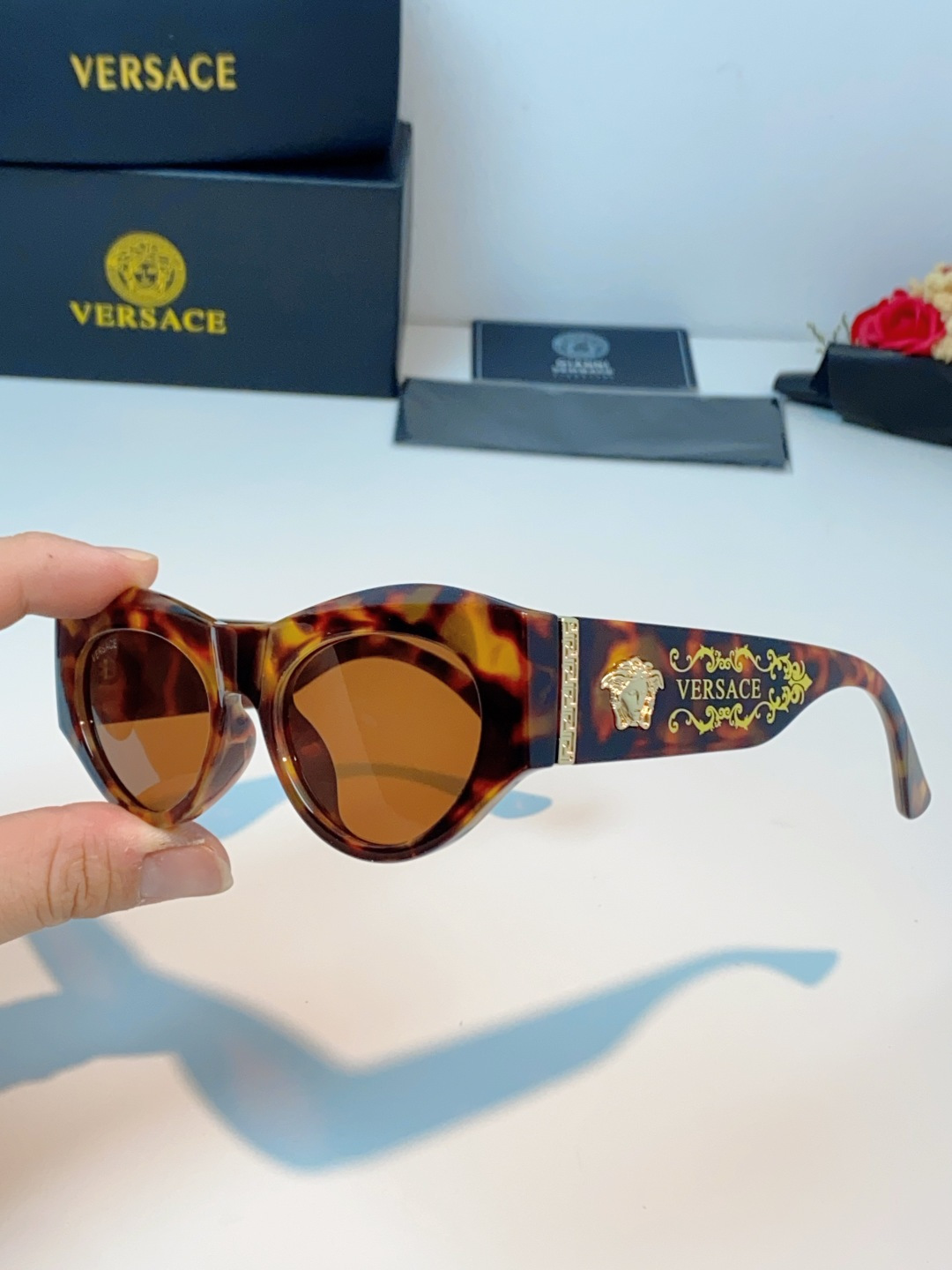 VERSACE范思哲｜猫眼美杜莎太阳镜，奢华复古基因：经典猫眼廓形+镜腿立体美杜莎头像，搭配金色巴洛克花