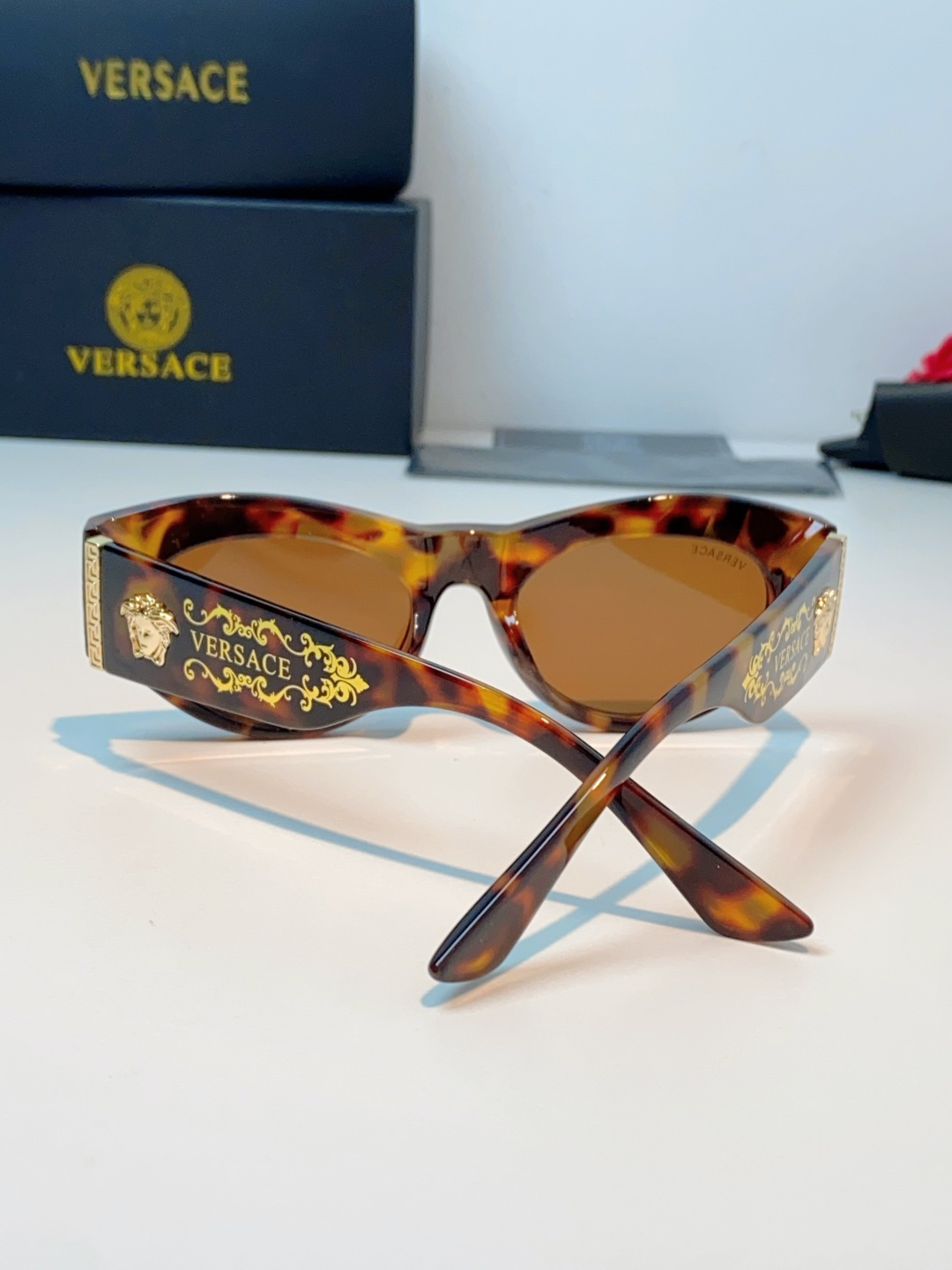 VERSACE范思哲｜猫眼美杜莎太阳镜，奢华复古基因：经典猫眼廓形+镜腿立体美杜莎头像，搭配金色巴洛克花
