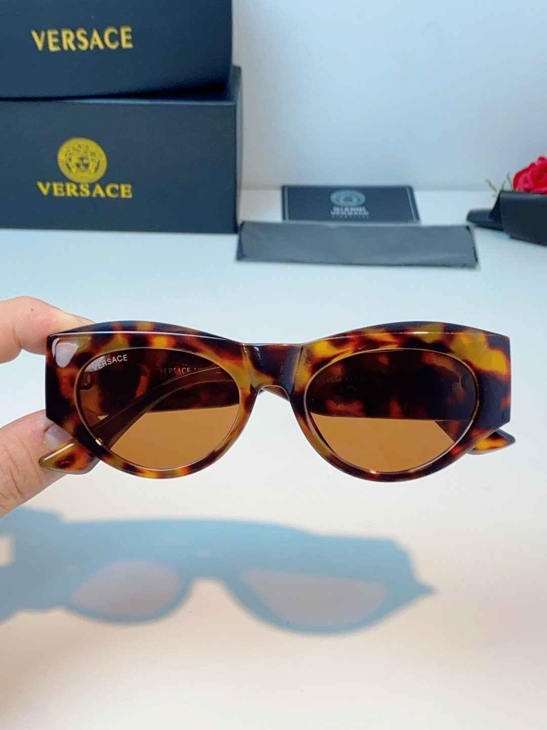 VERSACE范思哲｜猫眼美杜莎太阳镜，奢华复古基因：经典猫眼廓形+镜腿立体美杜莎头像，搭配金色巴洛克花