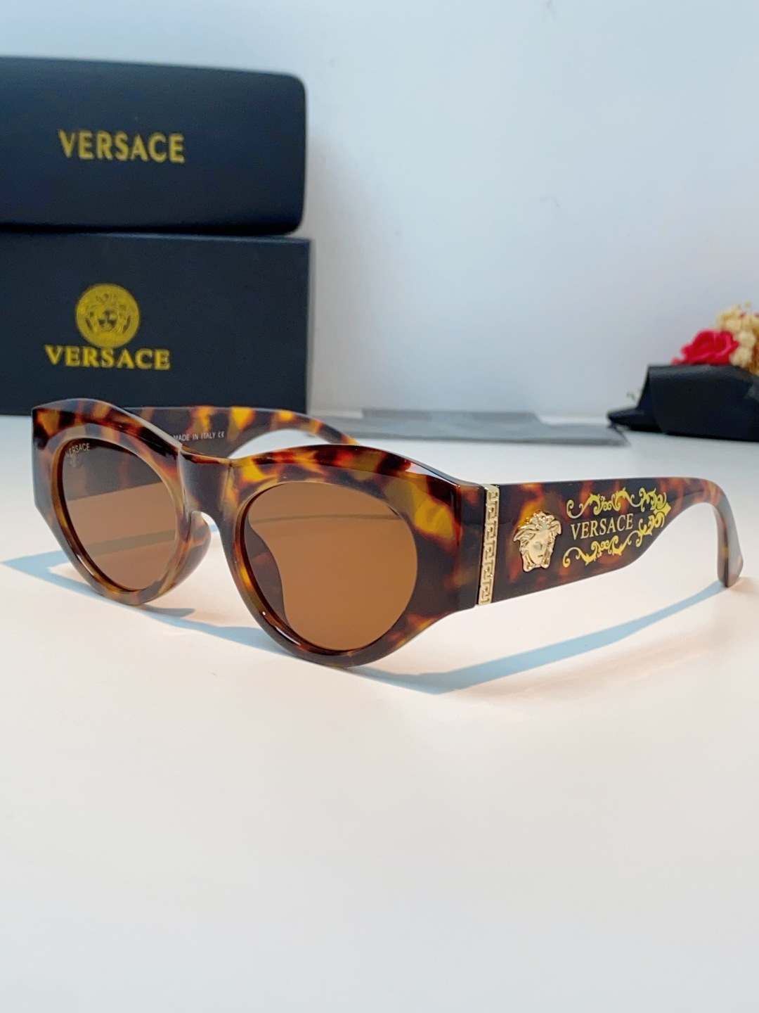 VERSACE范思哲｜猫眼美杜莎太阳镜，奢华复古基因：经典猫眼廓形+镜腿立体美杜莎头像，搭配金色巴洛克花