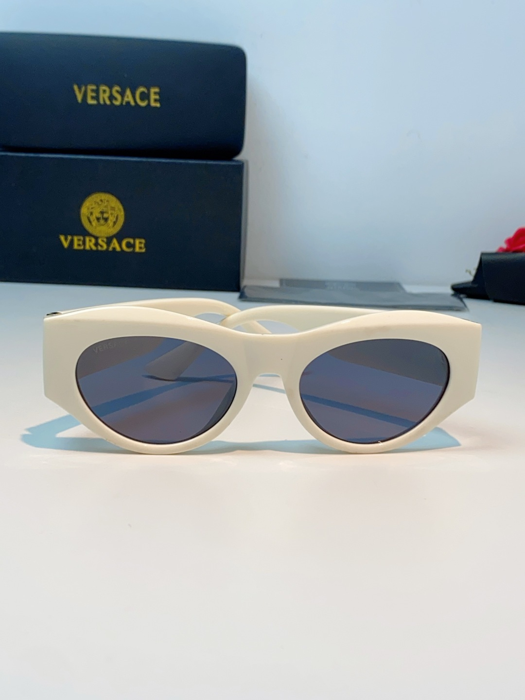 VERSACE范思哲｜猫眼美杜莎太阳镜，奢华复古基因：经典猫眼廓形+镜腿立体美杜莎头像，搭配金色巴洛克花