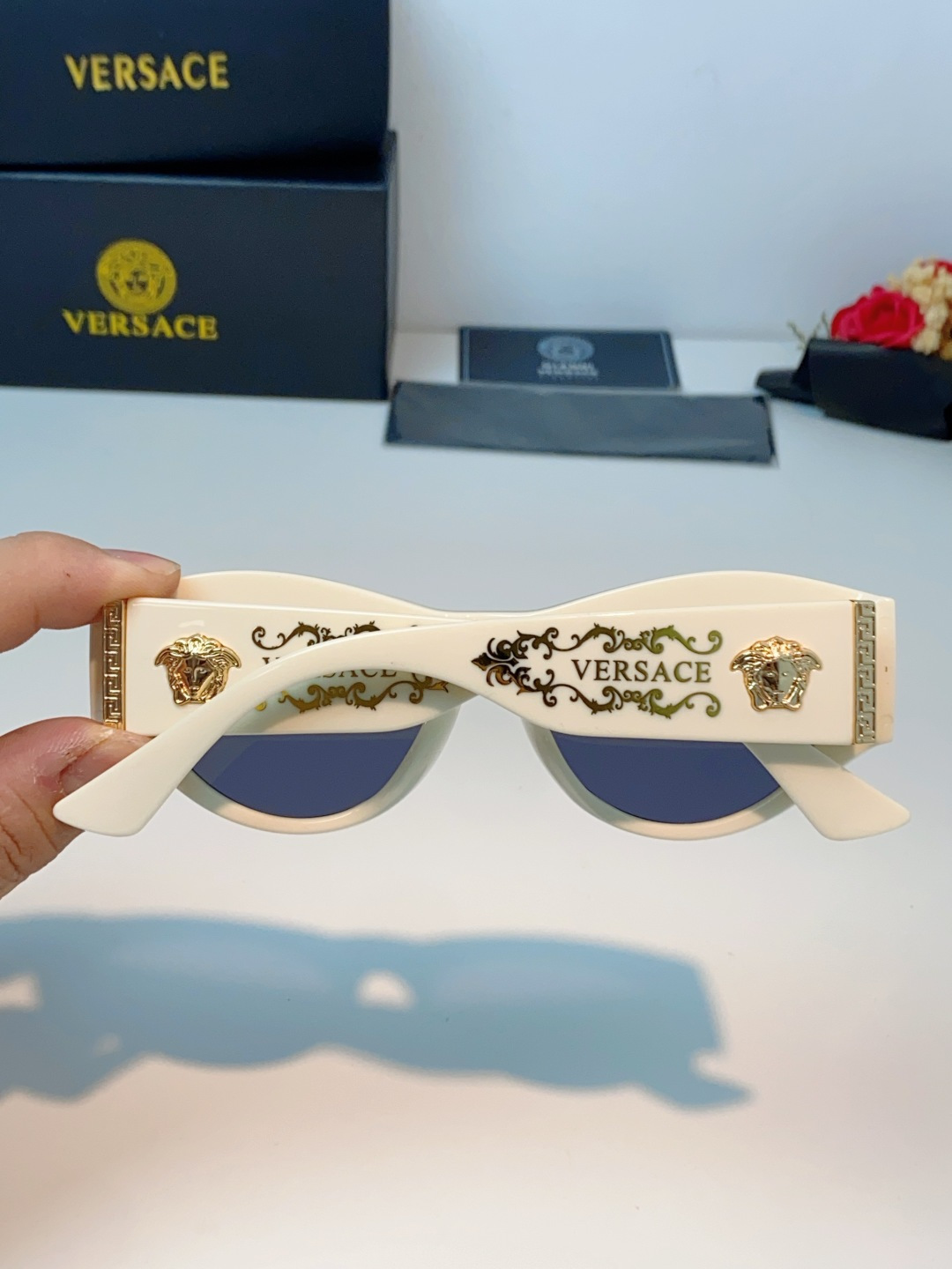 VERSACE范思哲｜猫眼美杜莎太阳镜，奢华复古基因：经典猫眼廓形+镜腿立体美杜莎头像，搭配金色巴洛克花