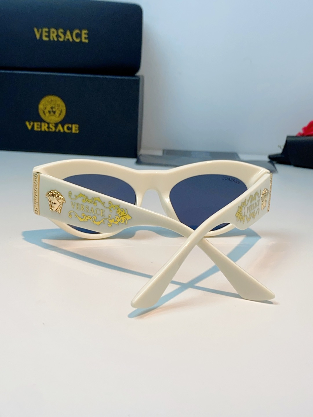 VERSACE范思哲｜猫眼美杜莎太阳镜，奢华复古基因：经典猫眼廓形+镜腿立体美杜莎头像，搭配金色巴洛克花