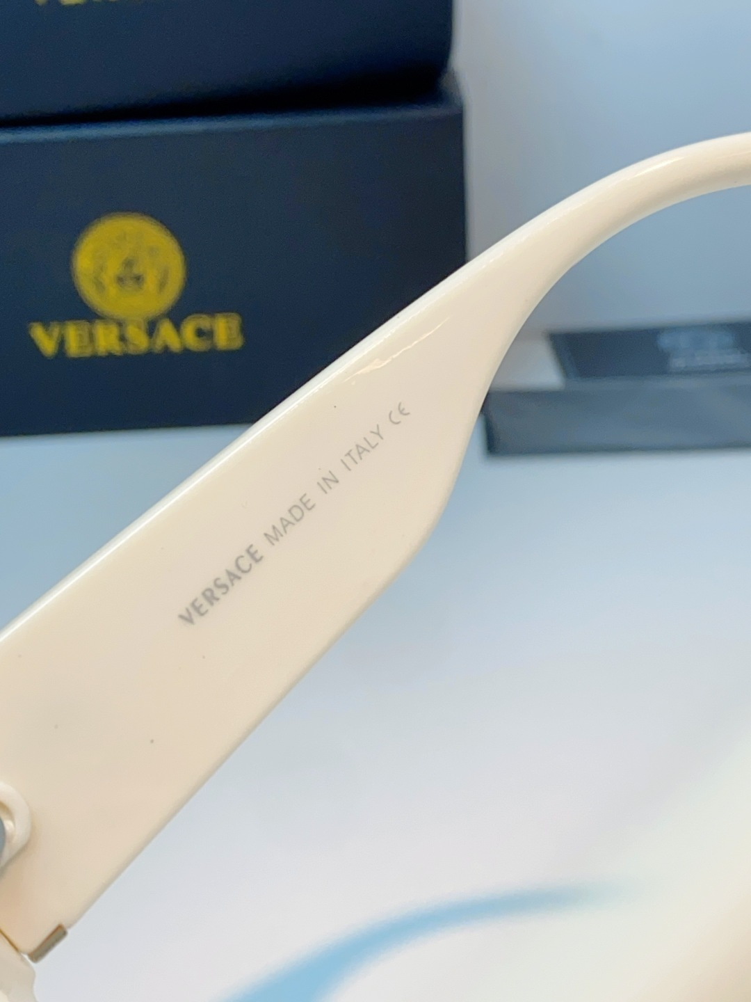 VERSACE范思哲｜猫眼美杜莎太阳镜，奢华复古基因：经典猫眼廓形+镜腿立体美杜莎头像，搭配金色巴洛克花