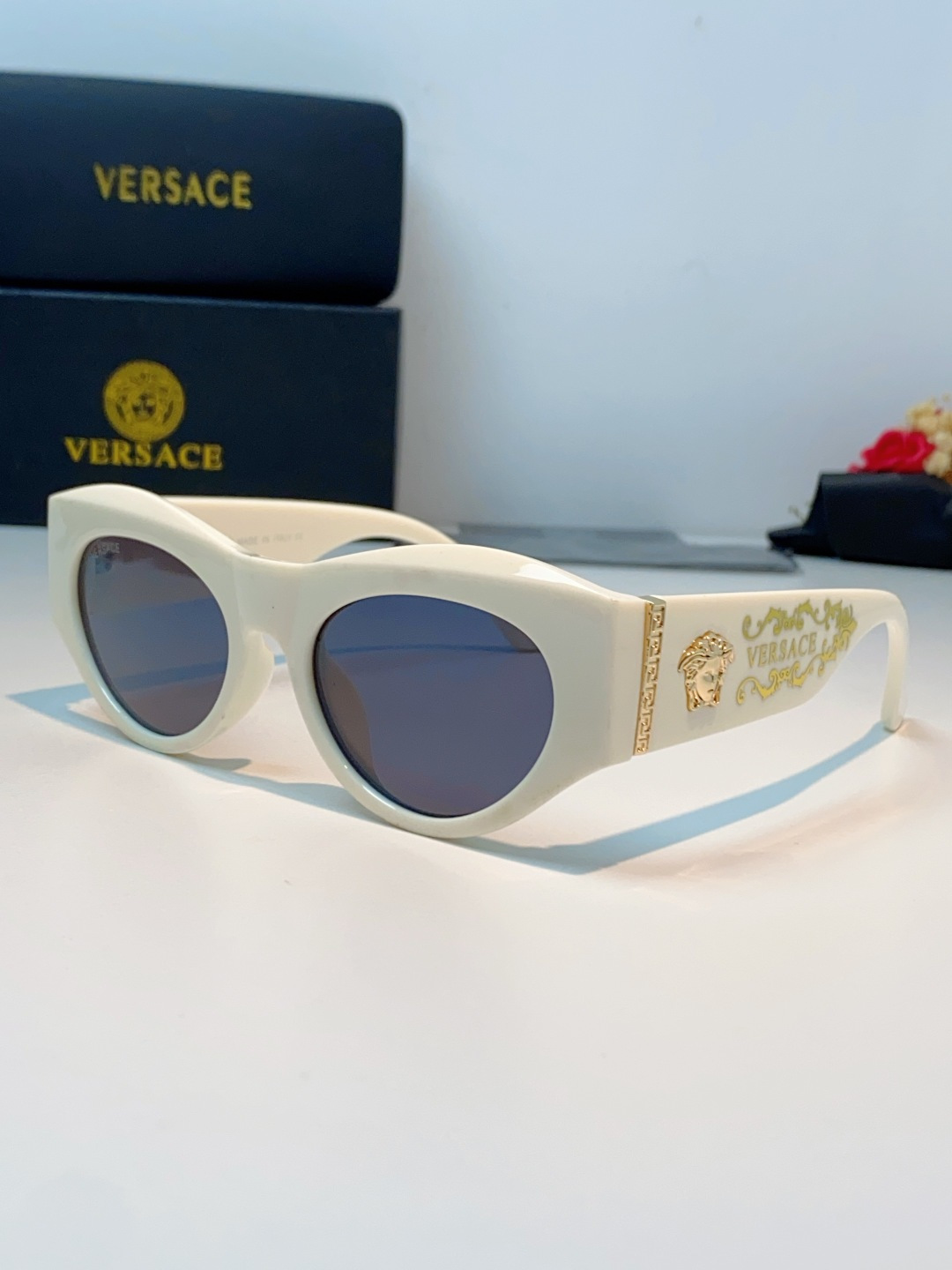 VERSACE范思哲｜猫眼美杜莎太阳镜，奢华复古基因：经典猫眼廓形+镜腿立体美杜莎头像，搭配金色巴洛克花