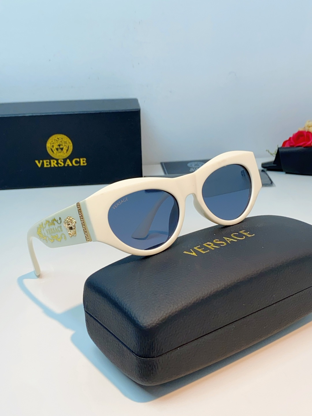 VERSACE范思哲｜猫眼美杜莎太阳镜，奢华复古基因：经典猫眼廓形+镜腿立体美杜莎头像，搭配金色巴洛克花