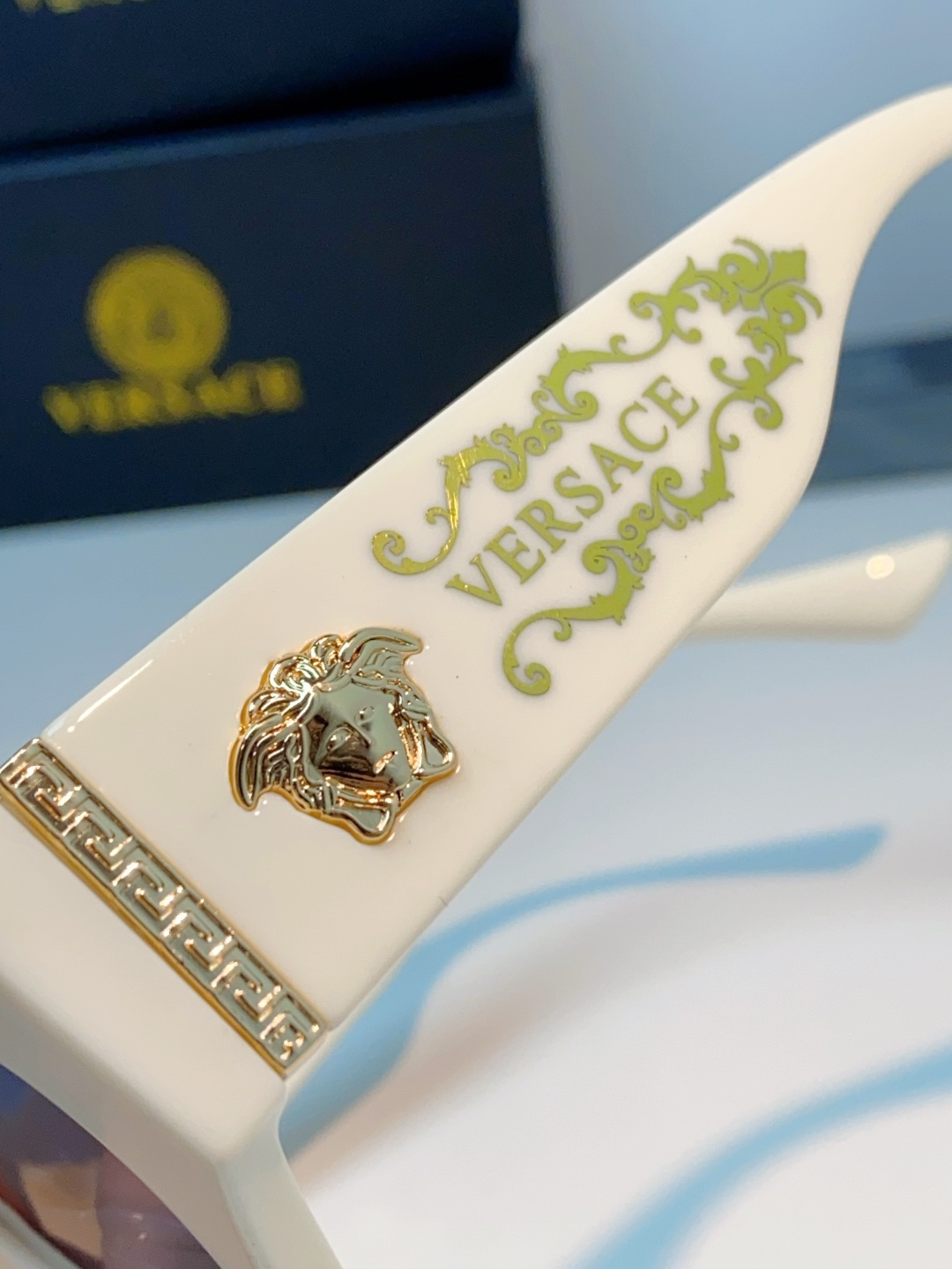 VERSACE范思哲｜猫眼美杜莎太阳镜，奢华复古基因：经典猫眼廓形+镜腿立体美杜莎头像，搭配金色巴洛克花