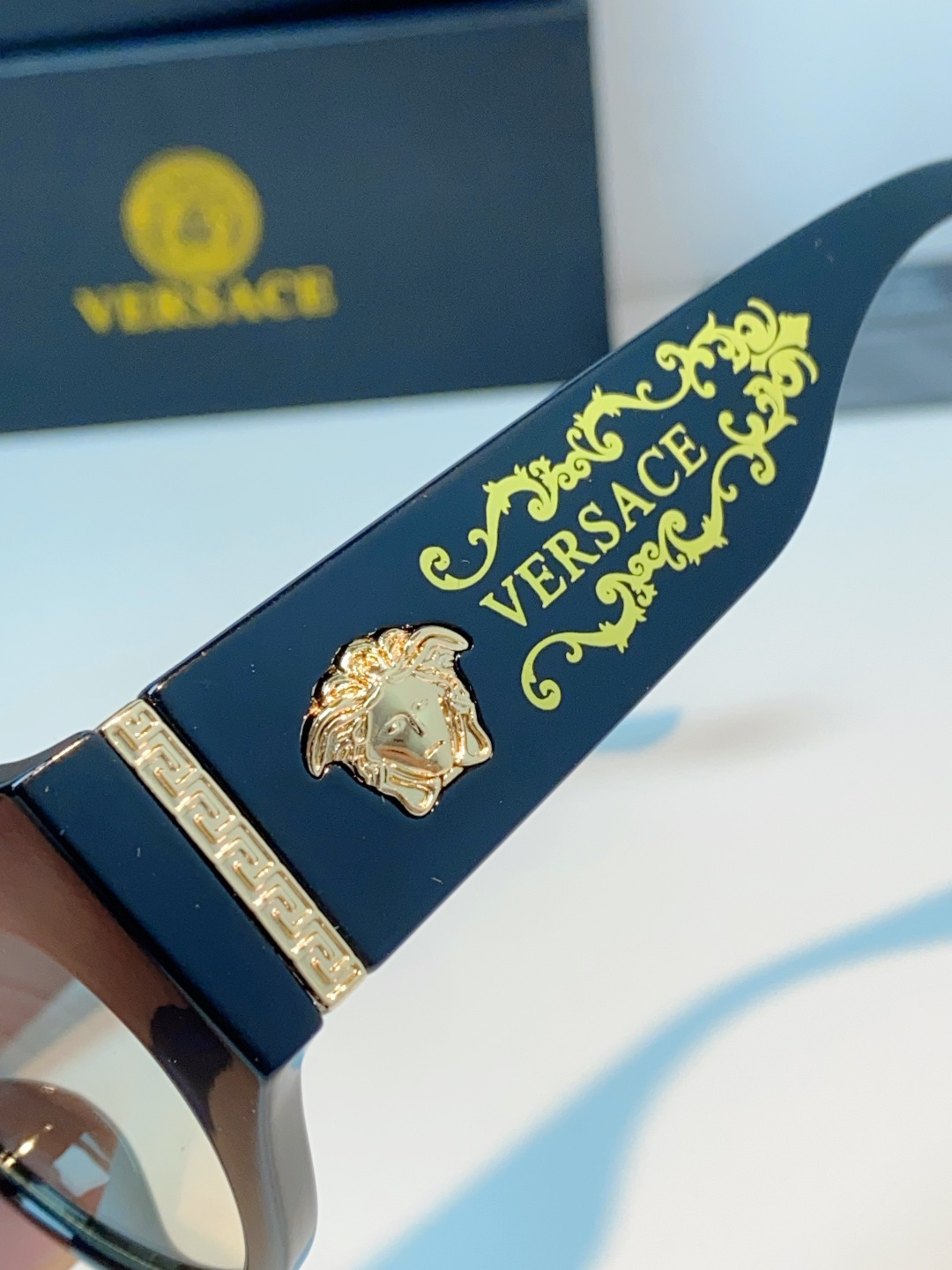 VERSACE范思哲｜猫眼美杜莎太阳镜，奢华复古基因：经典猫眼廓形+镜腿立体美杜莎头像，搭配金色巴洛克花