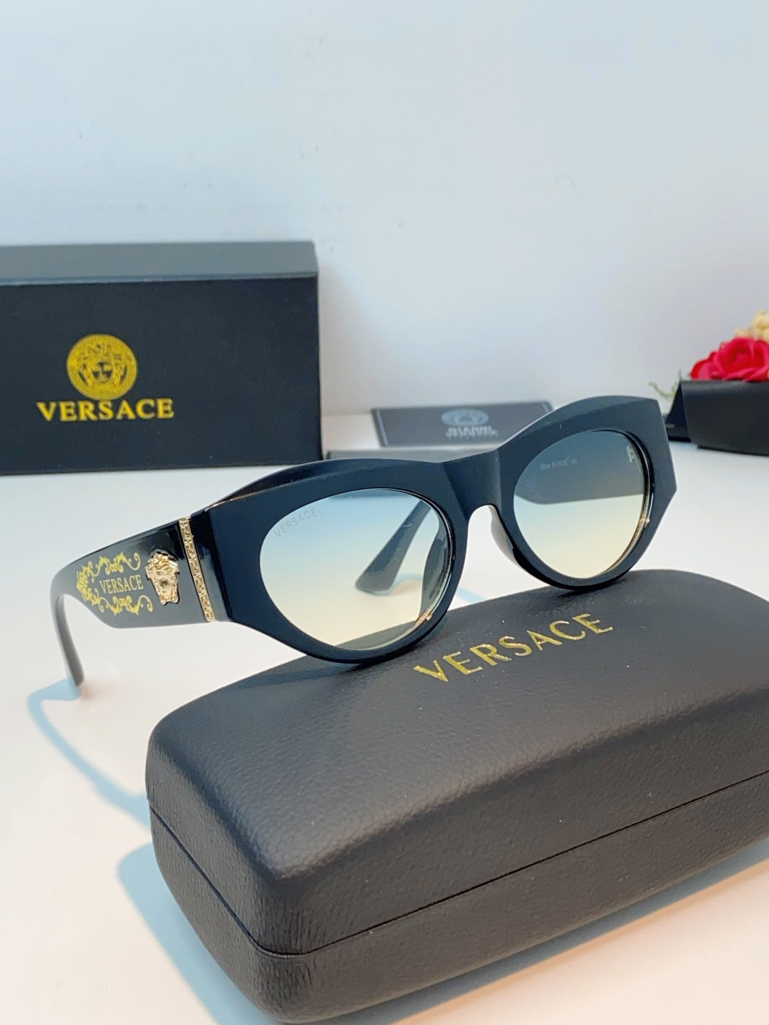 VERSACE范思哲｜猫眼美杜莎太阳镜，奢华复古基因：经典猫眼廓形+镜腿立体美杜莎头像，搭配金色巴洛克花