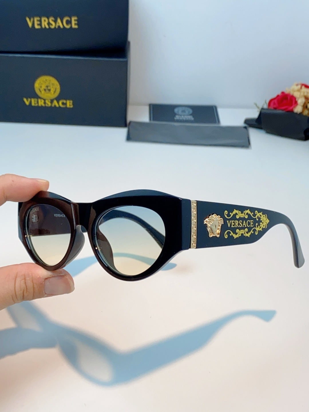 VERSACE范思哲｜猫眼美杜莎太阳镜，奢华复古基因：经典猫眼廓形+镜腿立体美杜莎头像，搭配金色巴洛克花
