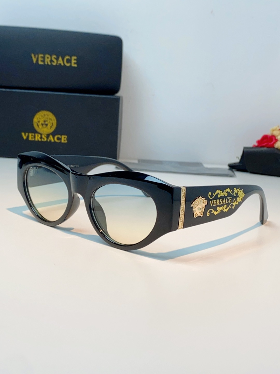 VERSACE范思哲｜猫眼美杜莎太阳镜，奢华复古基因：经典猫眼廓形+镜腿立体美杜莎头像，搭配金色巴洛克花