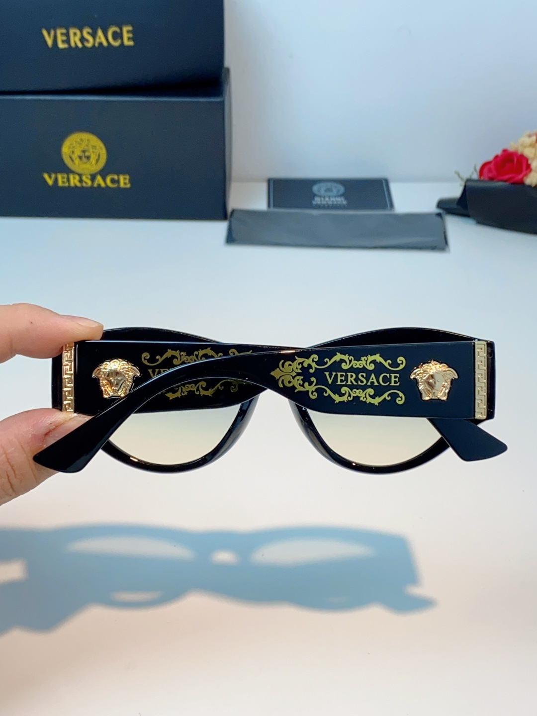 VERSACE范思哲｜猫眼美杜莎太阳镜，奢华复古基因：经典猫眼廓形+镜腿立体美杜莎头像，搭配金色巴洛克花
