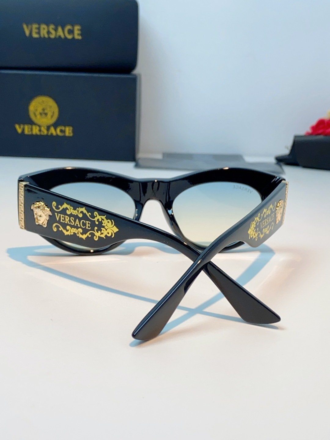 VERSACE范思哲｜猫眼美杜莎太阳镜，奢华复古基因：经典猫眼廓形+镜腿立体美杜莎头像，搭配金色巴洛克花