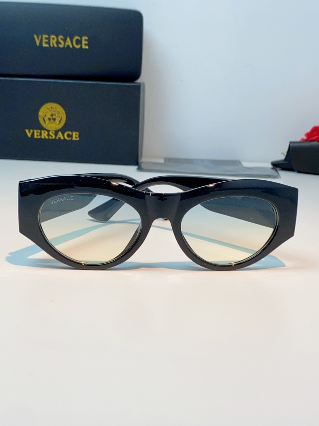 VERSACE范思哲｜猫眼美杜莎太阳镜，奢华复古基因：经典猫眼廓形+镜腿立体美杜莎头像，搭配金色巴洛克花