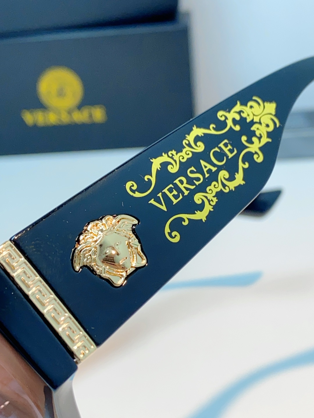 VERSACE范思哲｜猫眼美杜莎太阳镜，奢华复古基因：经典猫眼廓形+镜腿立体美杜莎头像，搭配金色巴洛克花