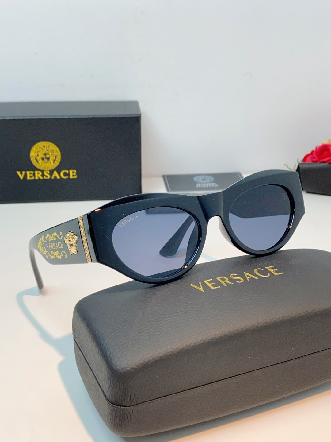 VERSACE范思哲｜猫眼美杜莎太阳镜，奢华复古基因：经典猫眼廓形+镜腿立体美杜莎头像，搭配金色巴洛克花