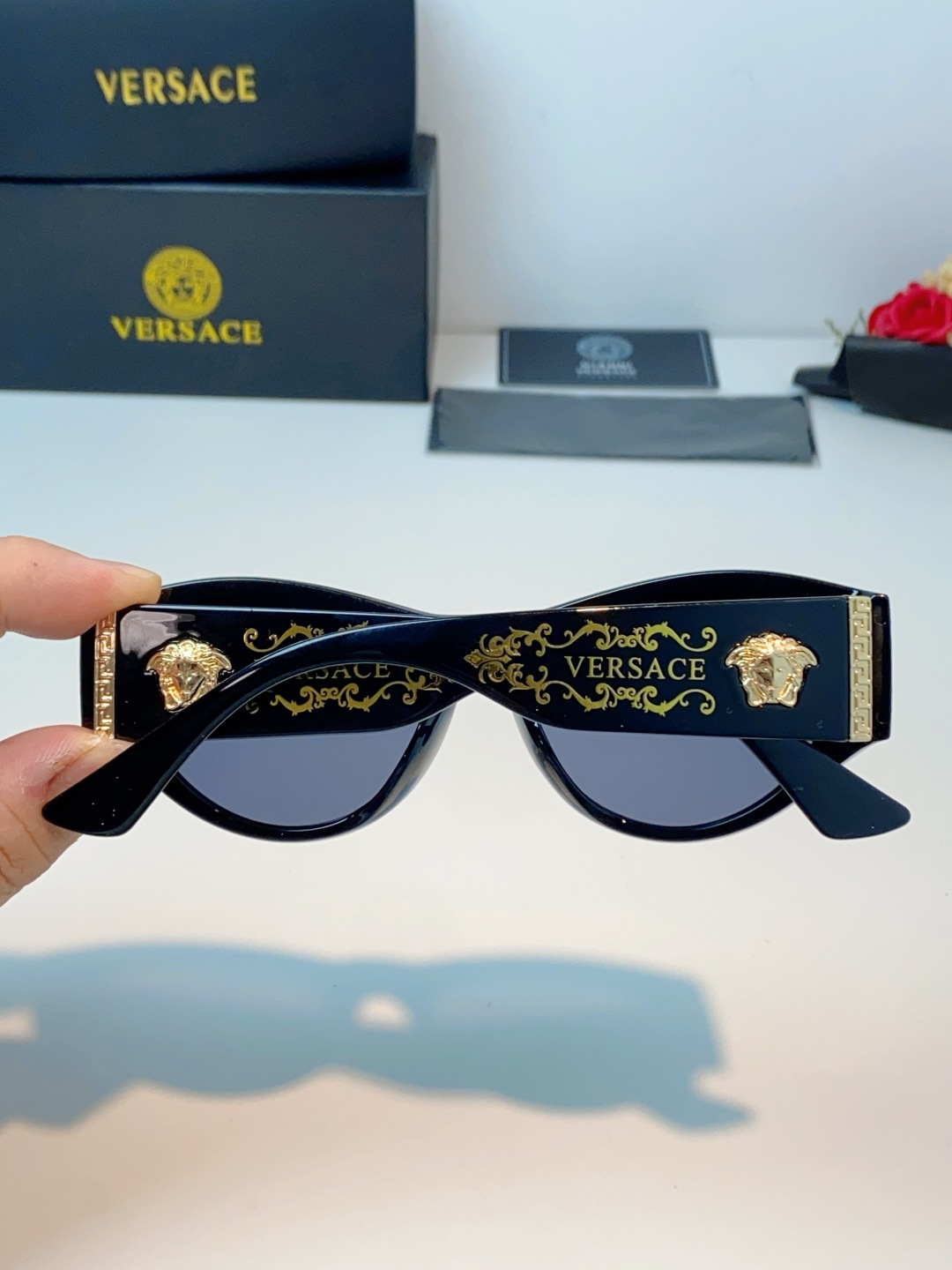 VERSACE范思哲｜猫眼美杜莎太阳镜，奢华复古基因：经典猫眼廓形+镜腿立体美杜莎头像，搭配金色巴洛克花