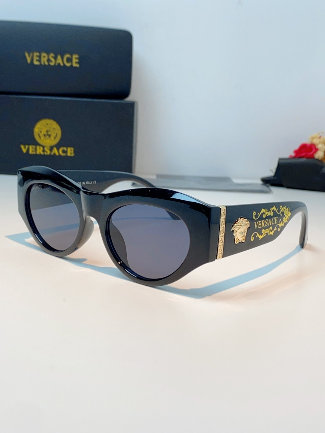 VERSACE范思哲｜猫眼美杜莎太阳镜，奢华复古基因：经典猫眼廓形+镜腿立体美杜莎头像，搭配金色巴洛克花