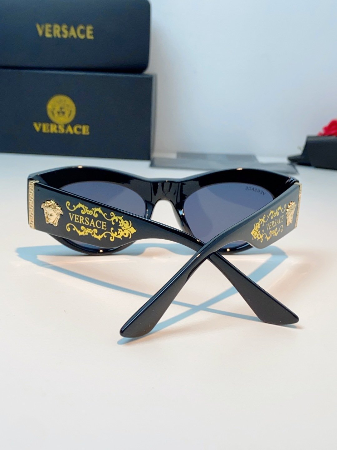 VERSACE范思哲｜猫眼美杜莎太阳镜，奢华复古基因：经典猫眼廓形+镜腿立体美杜莎头像，搭配金色巴洛克花