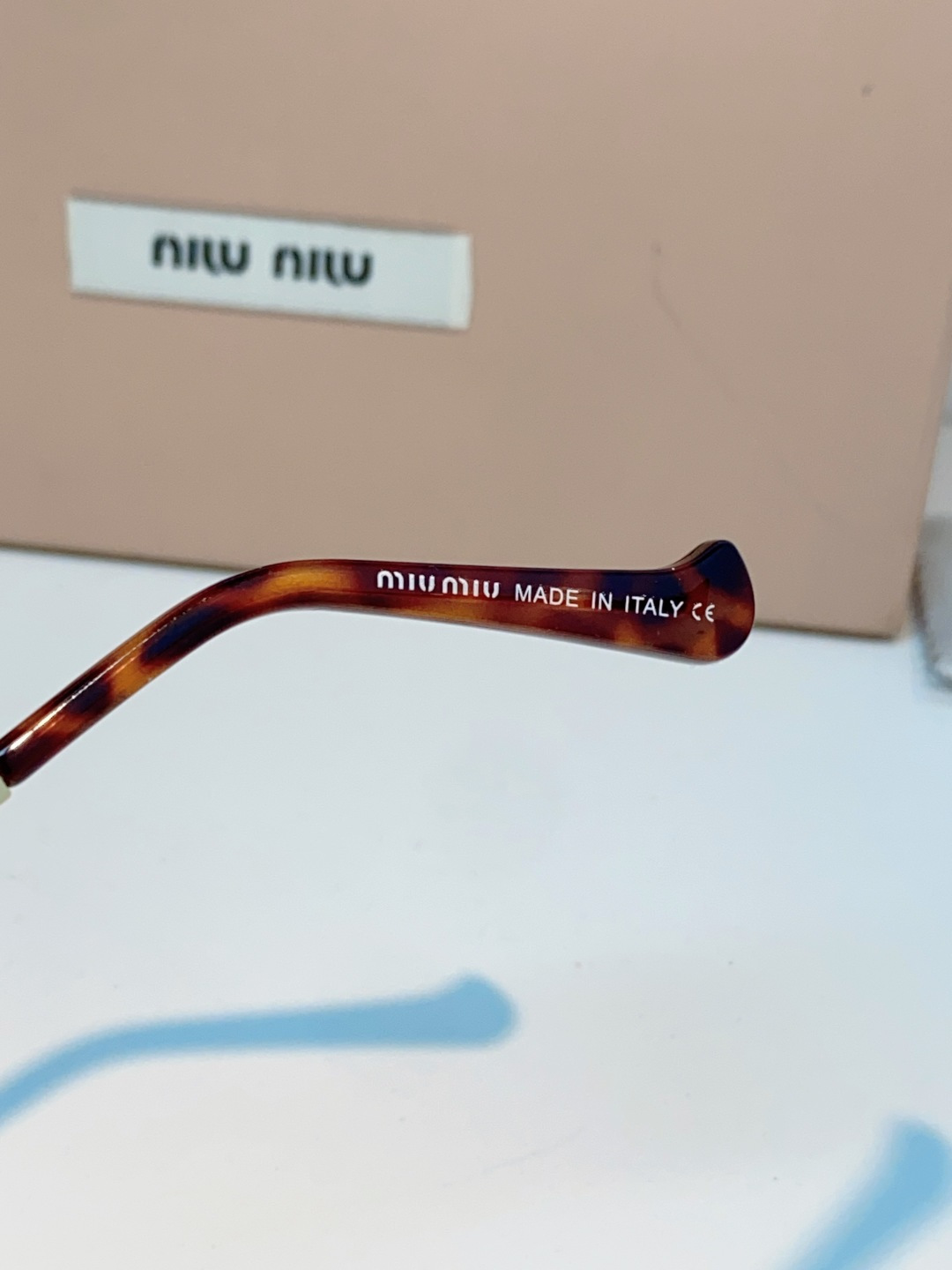 MIU MIU缪缪 2026最新款无框一体式太阳镜 甜酷Y2K风格的标志性单品，也是打造千禧辣妹造型的利