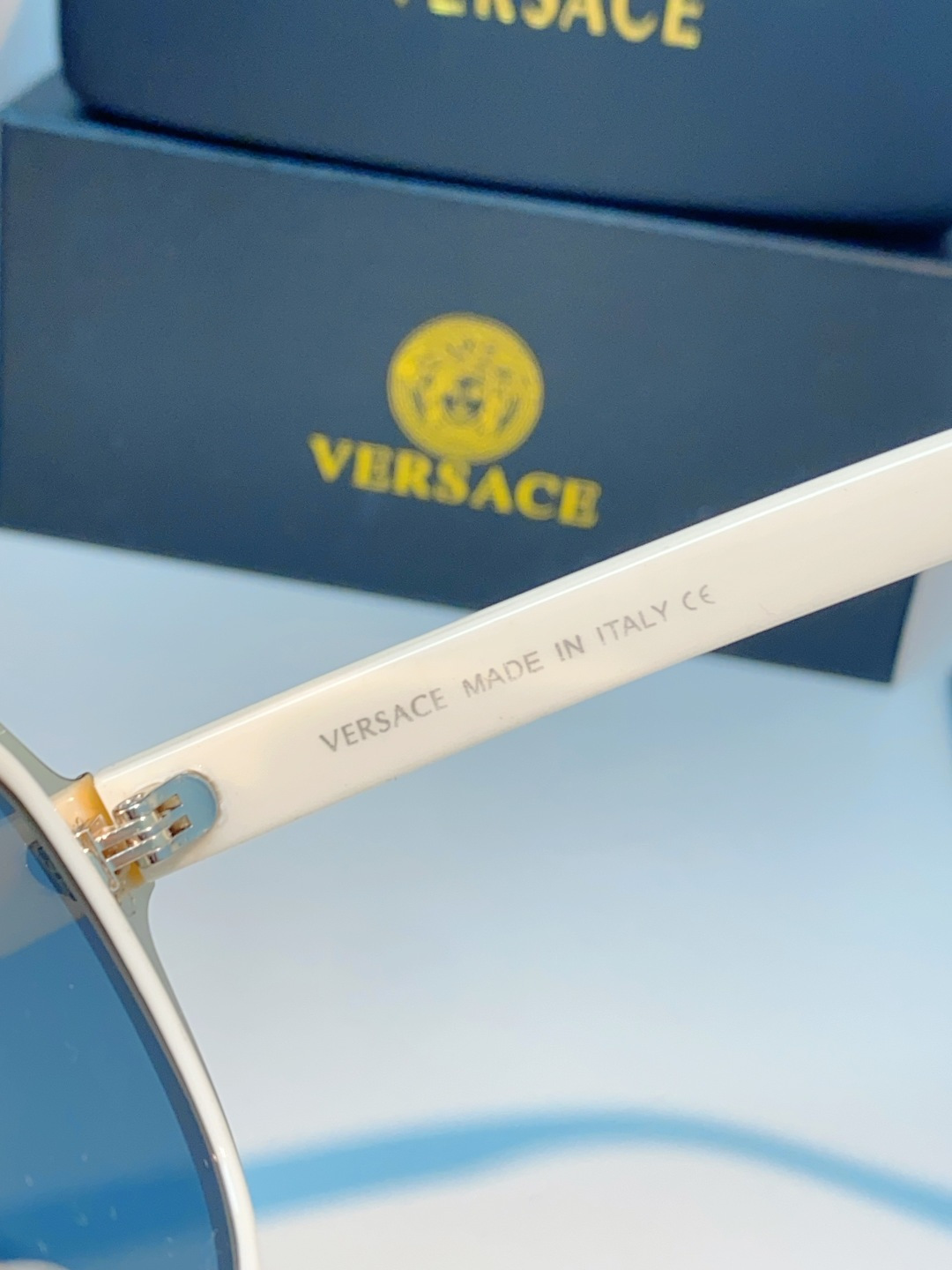 VERSACE范思哲 2026新款复古太阳镜，将意式奢华与复古飞行员廓形完美融合的标志性单品。利落的线条