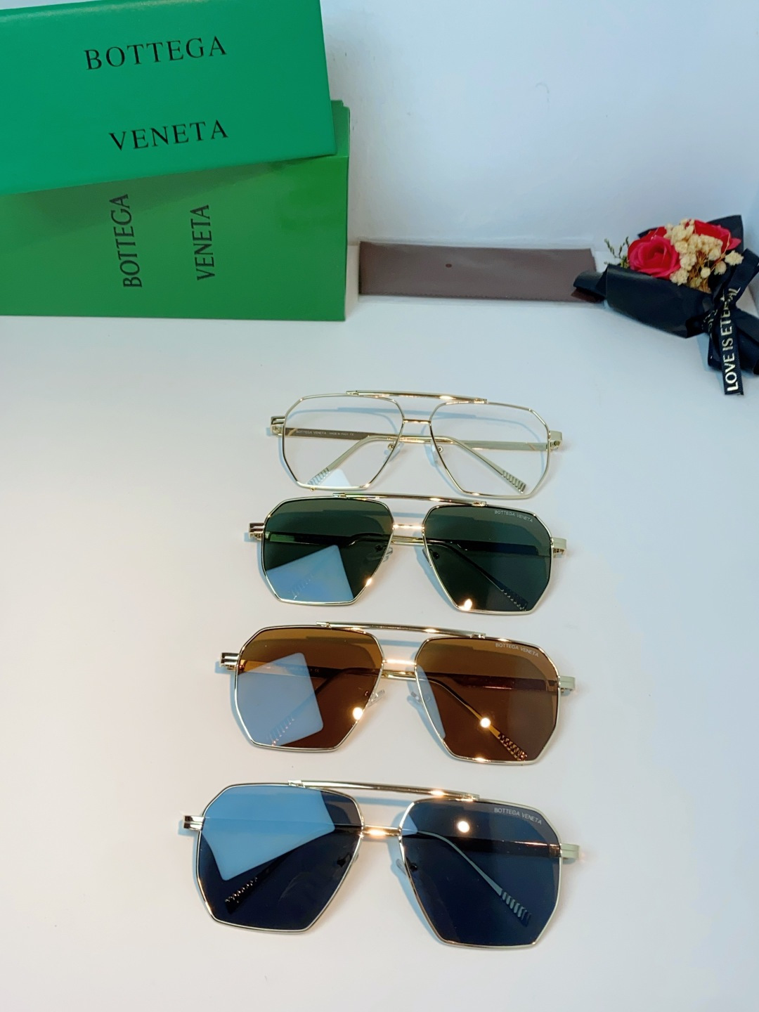 BOTTEGA VENETA宝缇嘉 2026新款金属飞行员款太阳镜，完美诠释了品牌标志性的极简主义美学。