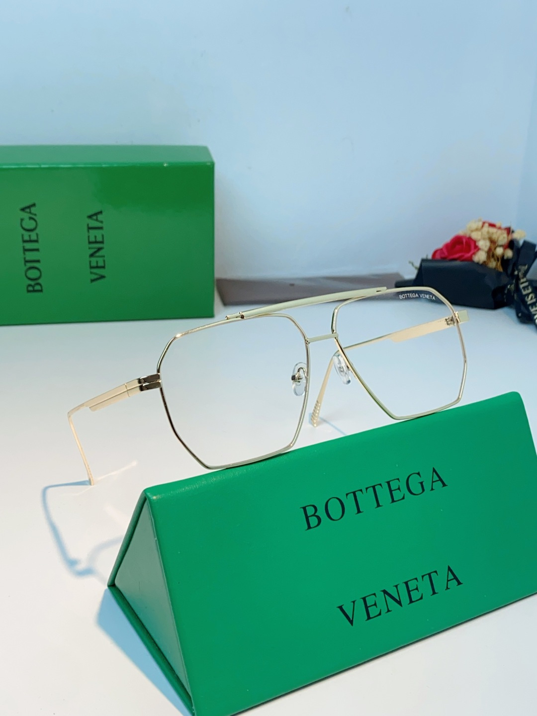 BOTTEGA VENETA宝缇嘉 2026新款金属飞行员款太阳镜，完美诠释了品牌标志性的极简主义美学。