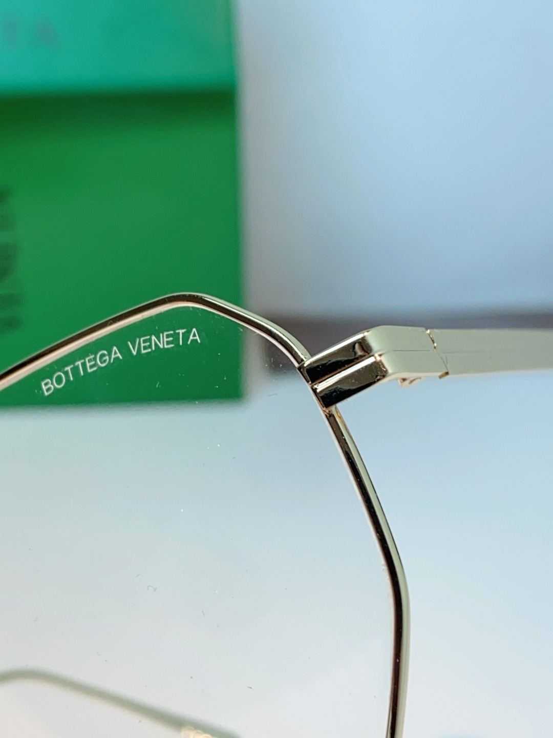BOTTEGA VENETA宝缇嘉 2026新款金属飞行员款太阳镜，完美诠释了品牌标志性的极简主义美学。