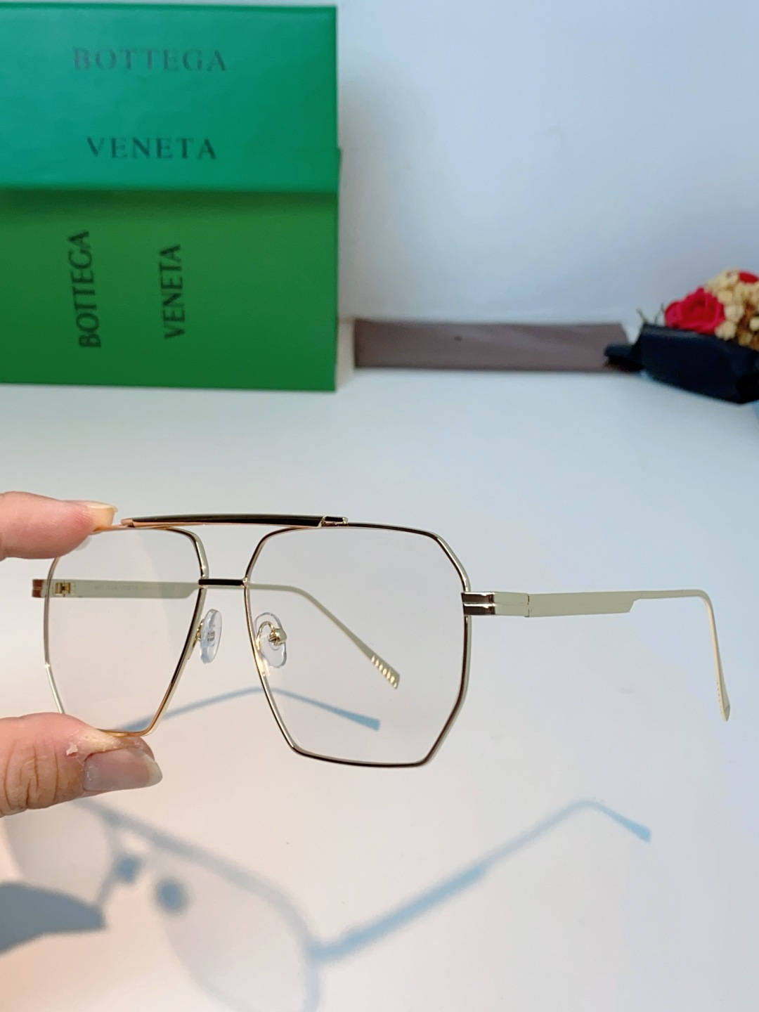 BOTTEGA VENETA宝缇嘉 2026新款金属飞行员款太阳镜，完美诠释了品牌标志性的极简主义美学。
