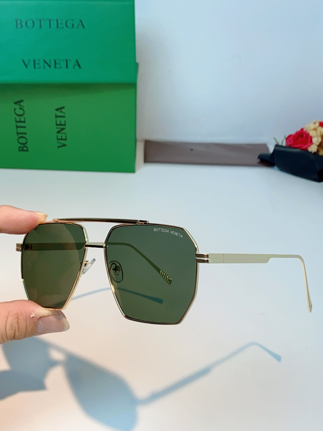 BOTTEGA VENETA宝缇嘉 2026新款金属飞行员款太阳镜，完美诠释了品牌标志性的极简主义美学。
