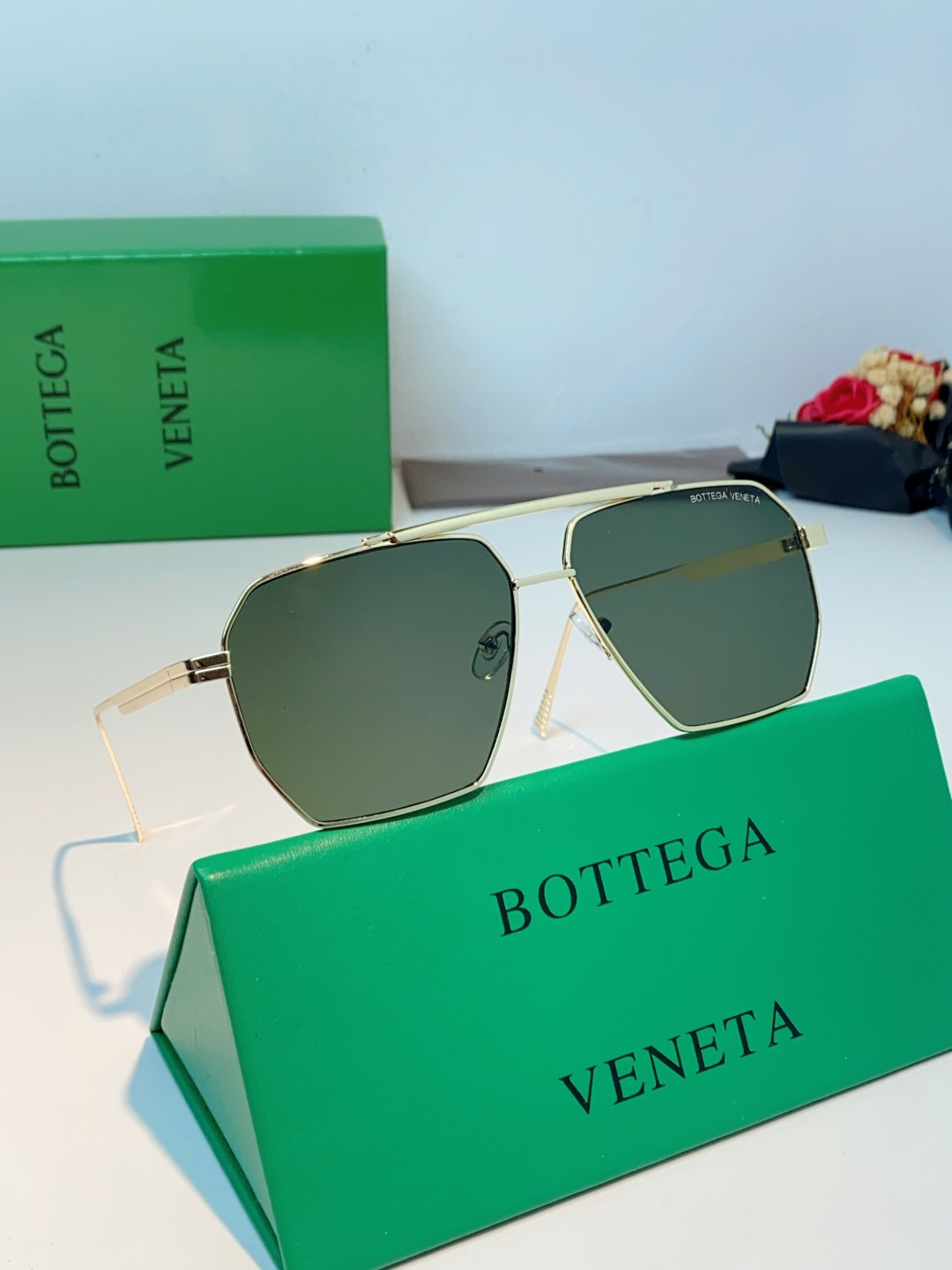 BOTTEGA VENETA宝缇嘉 2026新款金属飞行员款太阳镜，完美诠释了品牌标志性的极简主义美学。