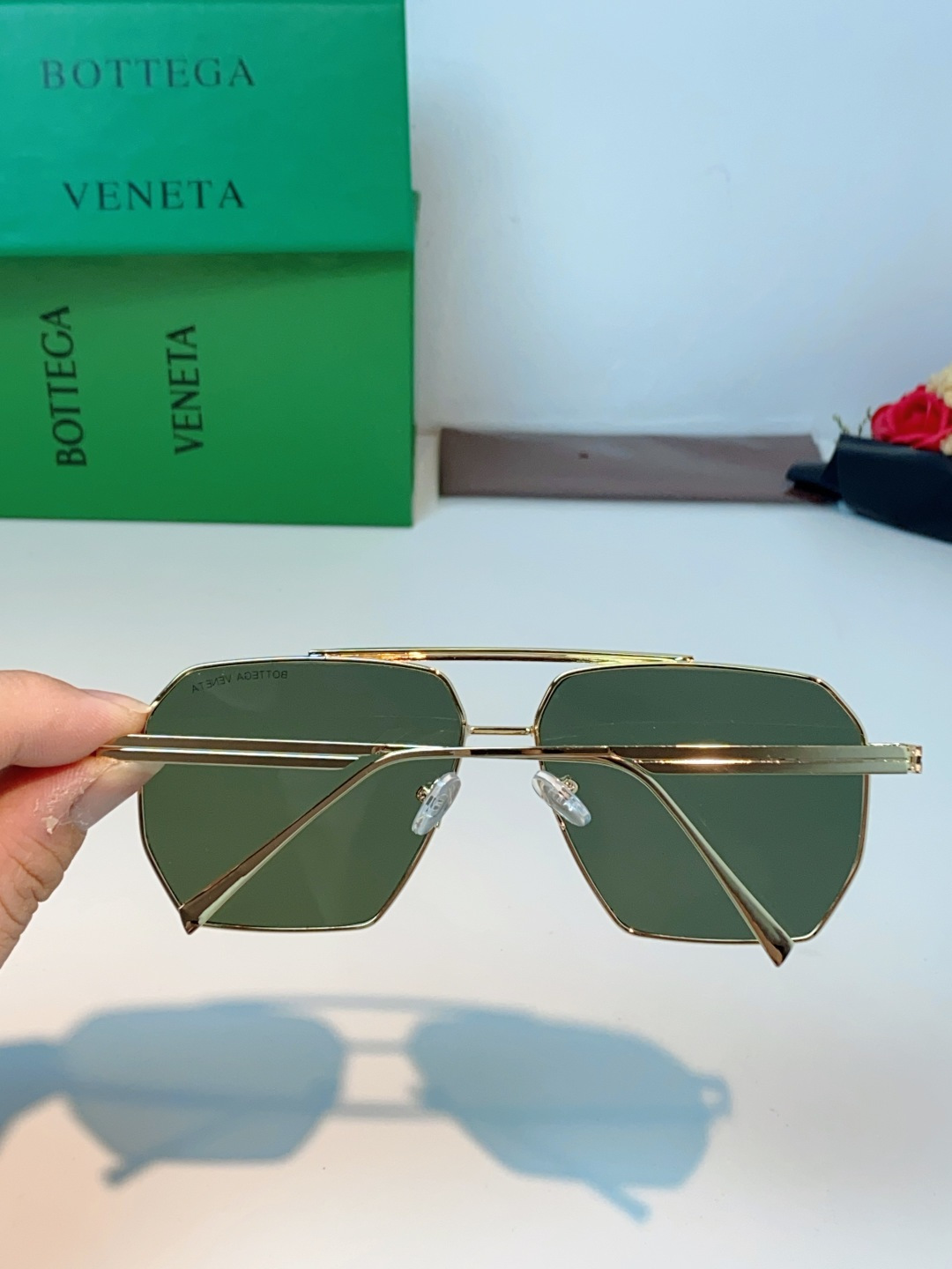 BOTTEGA VENETA宝缇嘉 2026新款金属飞行员款太阳镜，完美诠释了品牌标志性的极简主义美学。