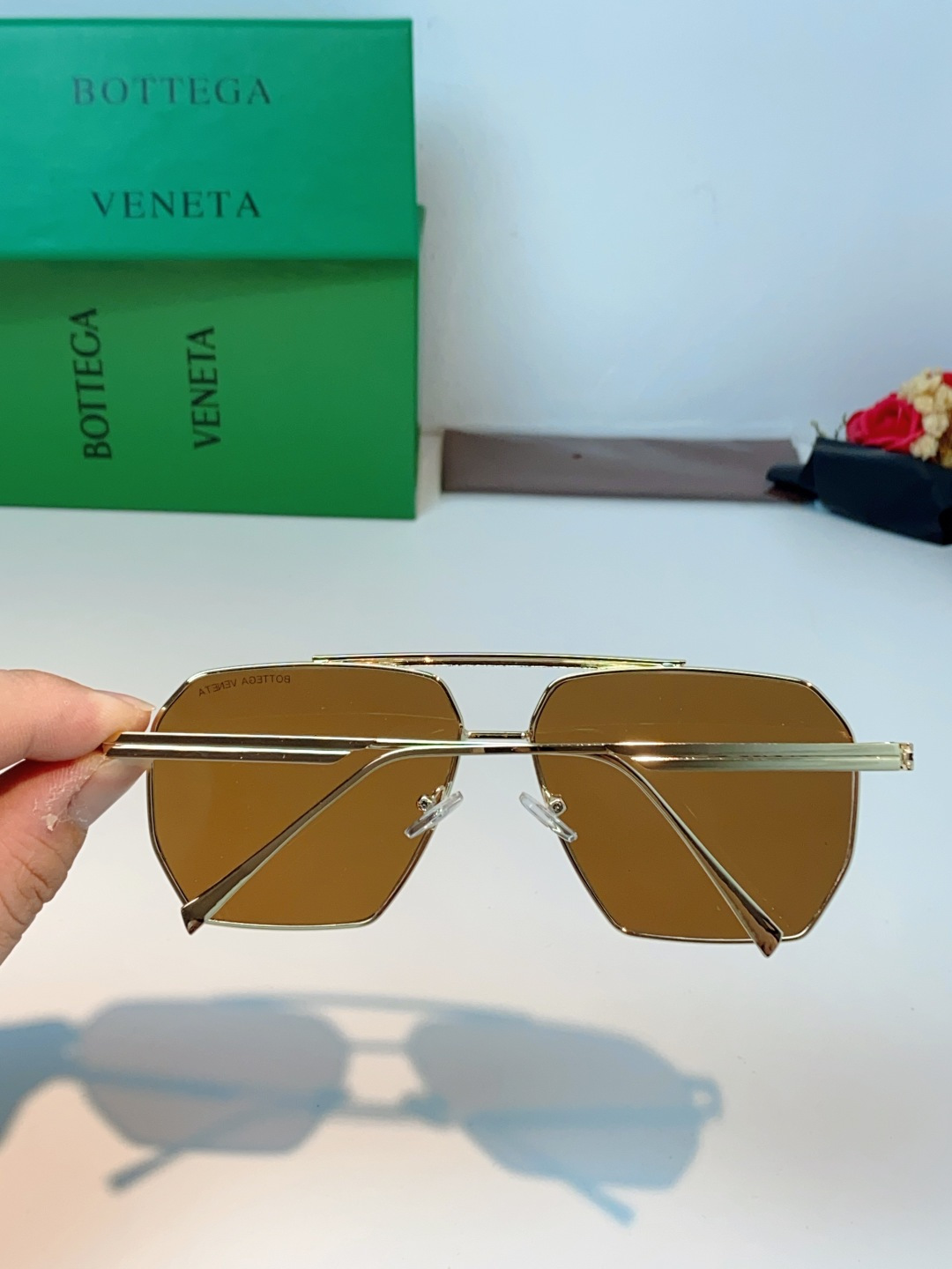 BOTTEGA VENETA宝缇嘉 2026新款金属飞行员款太阳镜，完美诠释了品牌标志性的极简主义美学。