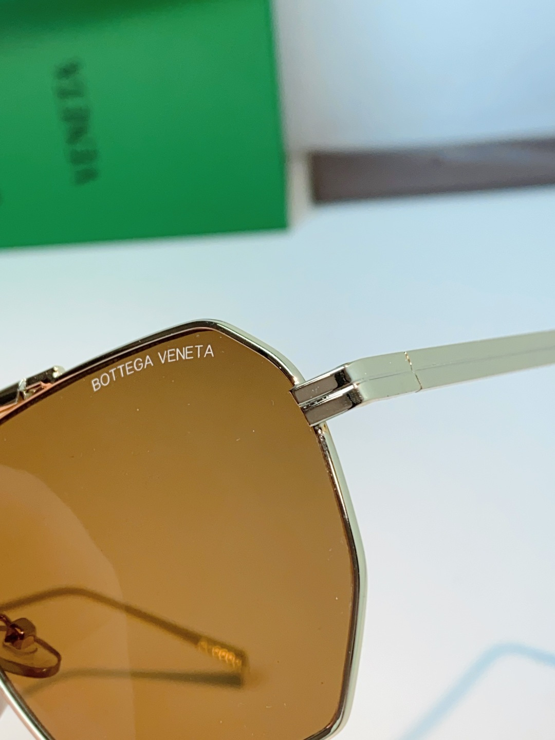 BOTTEGA VENETA宝缇嘉 2026新款金属飞行员款太阳镜，完美诠释了品牌标志性的极简主义美学。