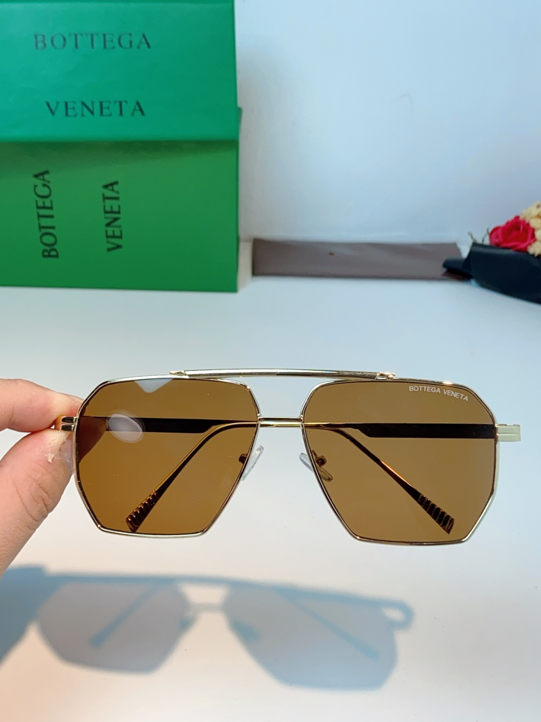 BOTTEGA VENETA宝缇嘉 2026新款金属飞行员款太阳镜，完美诠释了品牌标志性的极简主义美学。