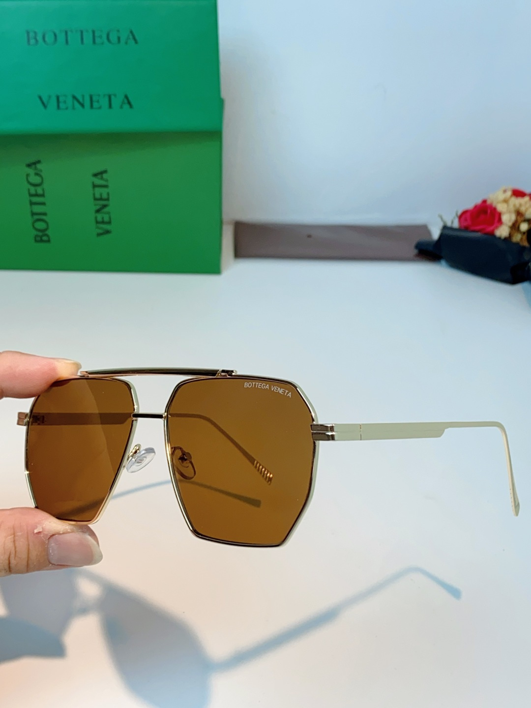 BOTTEGA VENETA宝缇嘉 2026新款金属飞行员款太阳镜，完美诠释了品牌标志性的极简主义美学。