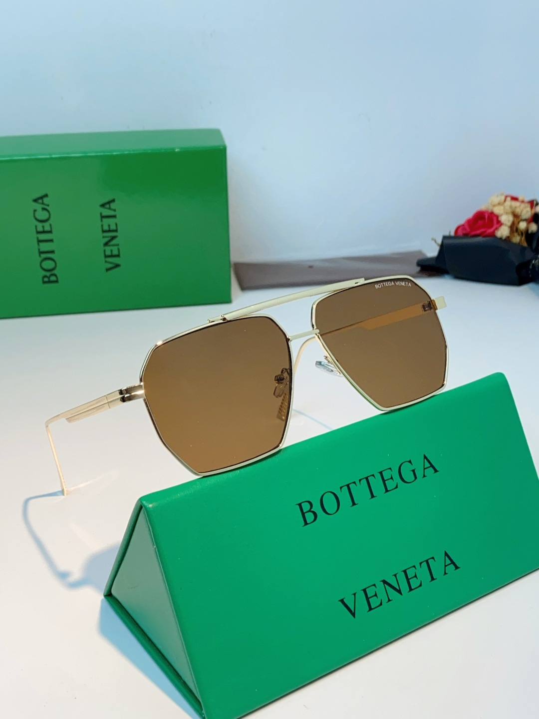 BOTTEGA VENETA宝缇嘉 2026新款金属飞行员款太阳镜，完美诠释了品牌标志性的极简主义美学。