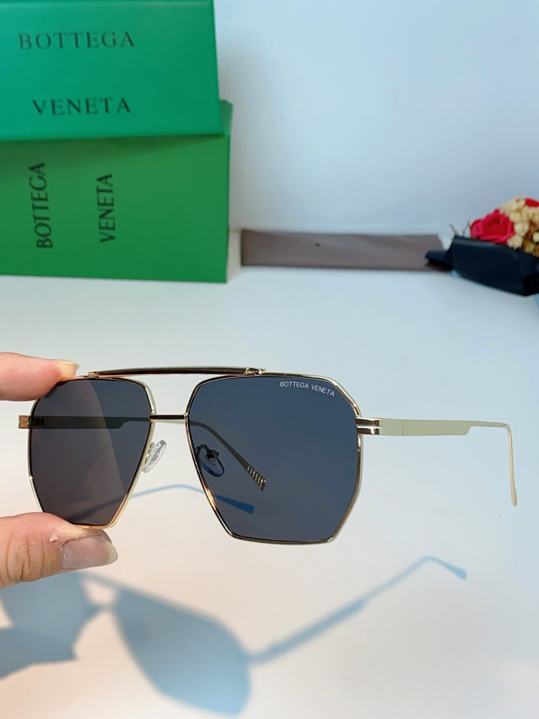 BOTTEGA VENETA宝缇嘉 2026新款金属飞行员款太阳镜，完美诠释了品牌标志性的极简主义美学。