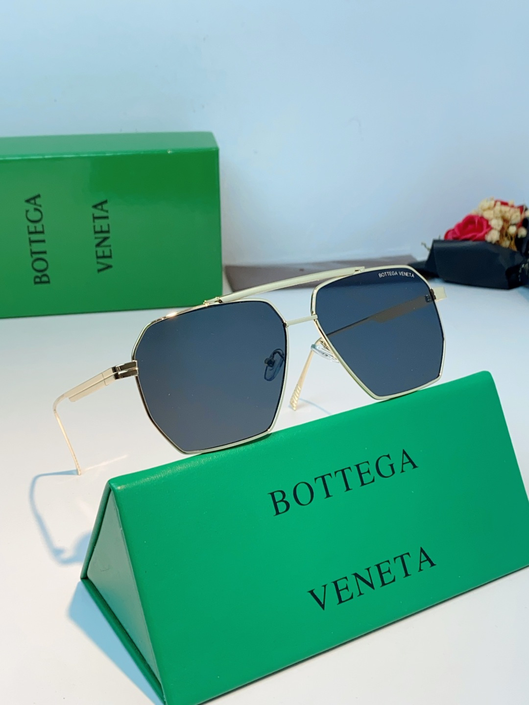 BOTTEGA VENETA宝缇嘉 2026新款金属飞行员款太阳镜，完美诠释了品牌标志性的极简主义美学。