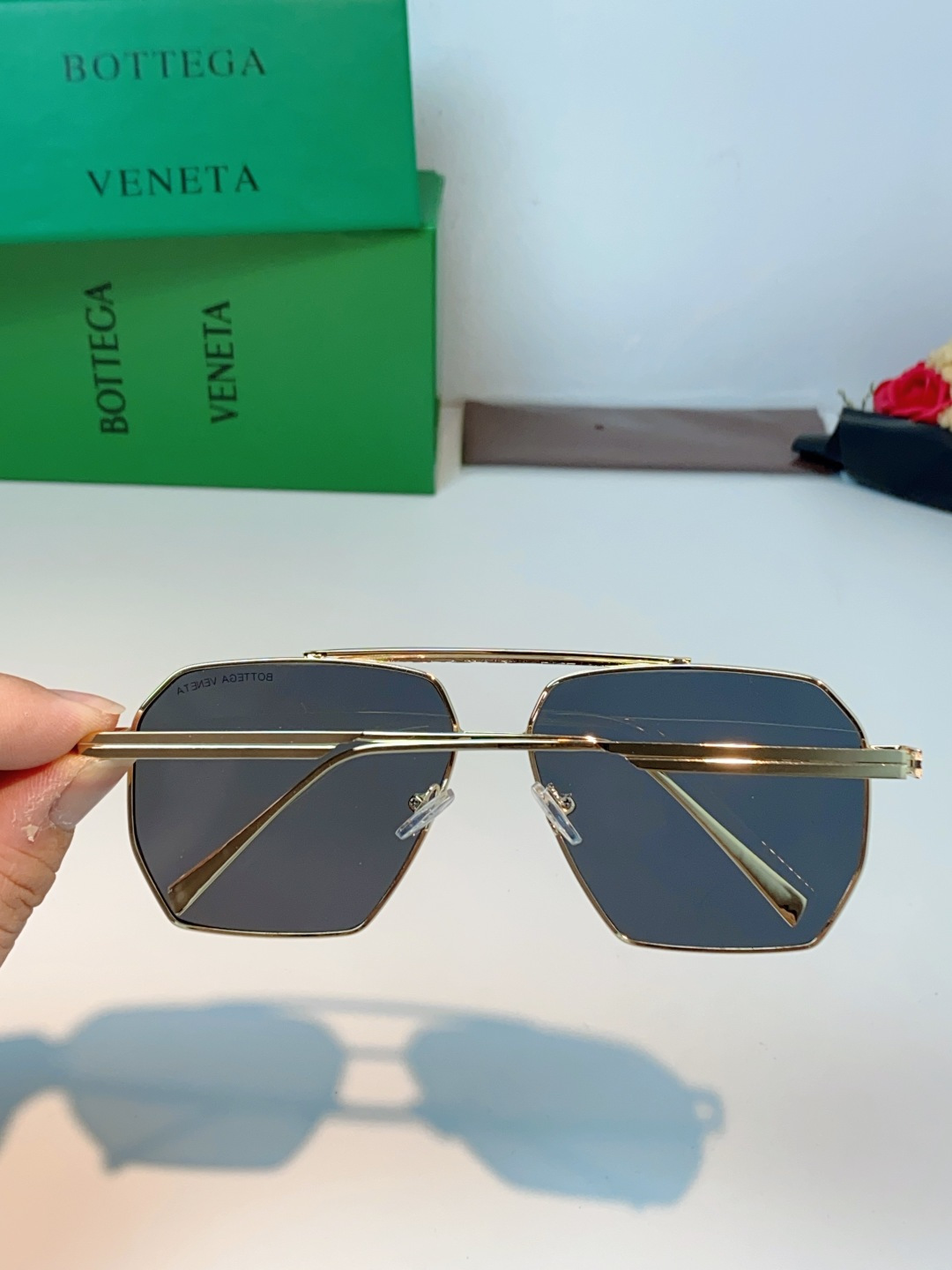 BOTTEGA VENETA宝缇嘉 2026新款金属飞行员款太阳镜，完美诠释了品牌标志性的极简主义美学。
